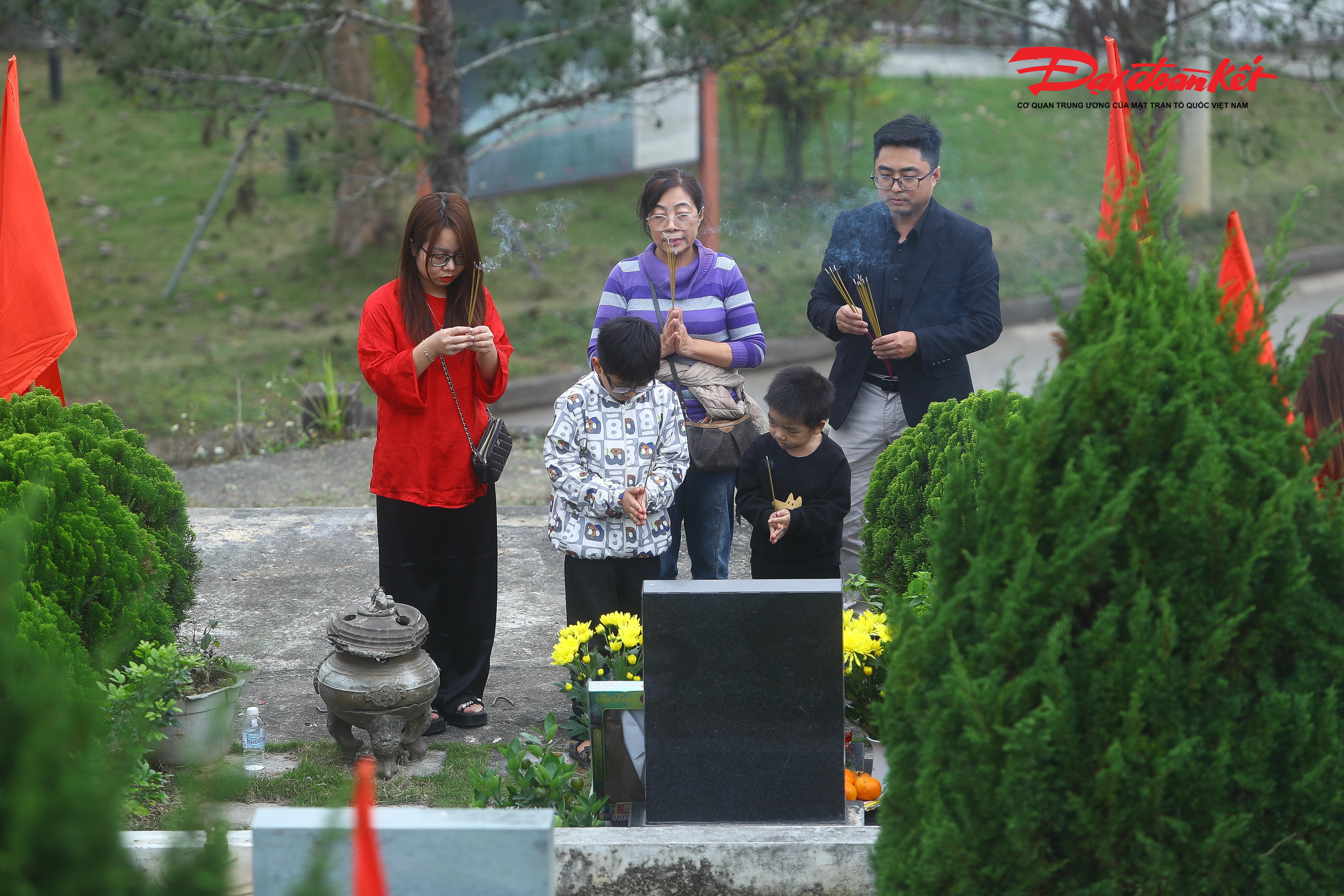 Cùng với người lớn, nhiều trẻ nhỏ theo chân cha mẹ, ông bà về nghĩa trang dâng hương, tưởng nhớ gia tiên, lặng lẽ cảm nhận không khí trang nghiêm và những giá trị truyền thống được gìn giữ qua từng thế hệ.