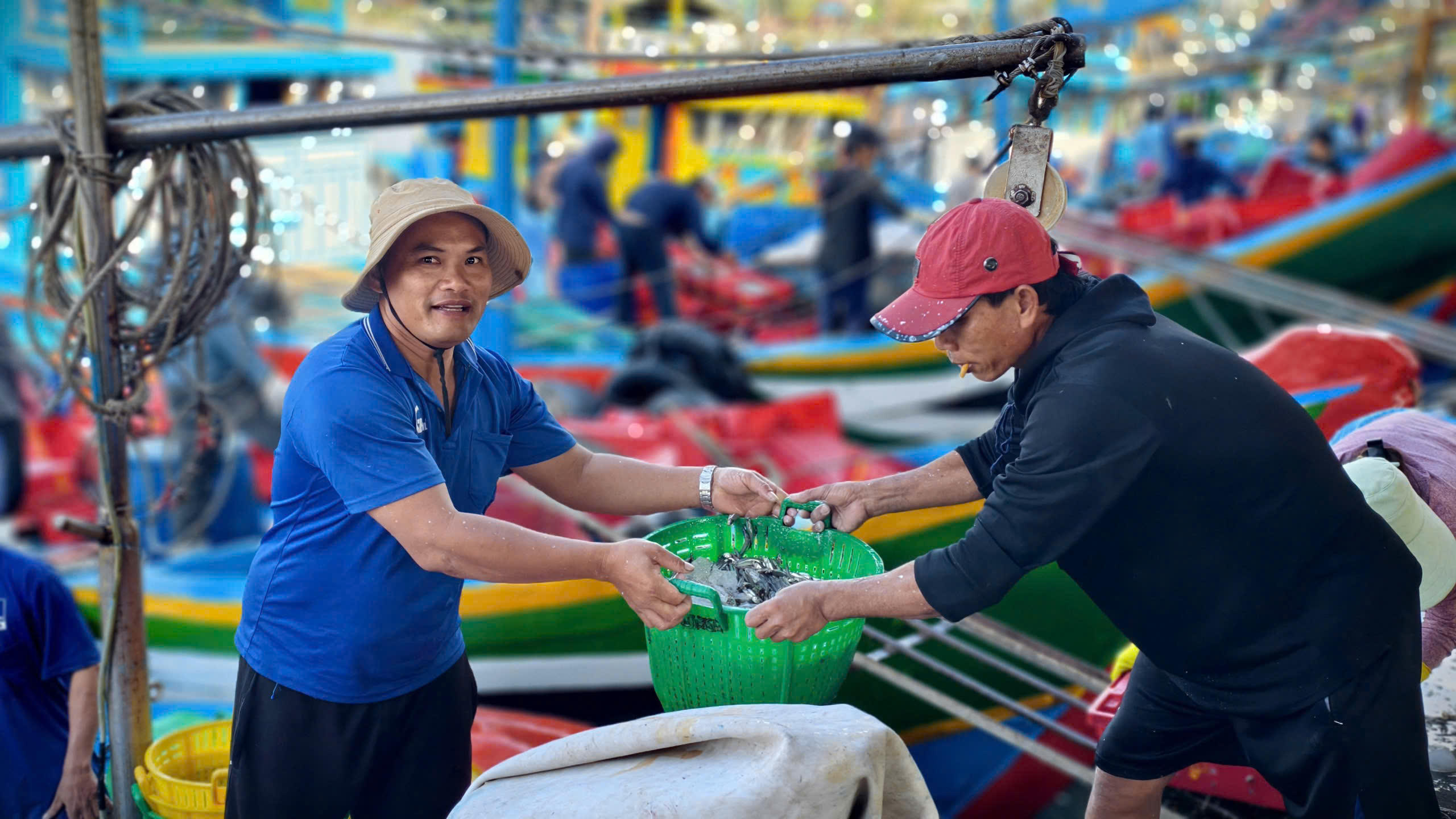 Nụ cười của ngư dân khi đánh bắt trúng hải sản. Ảnh: CV.