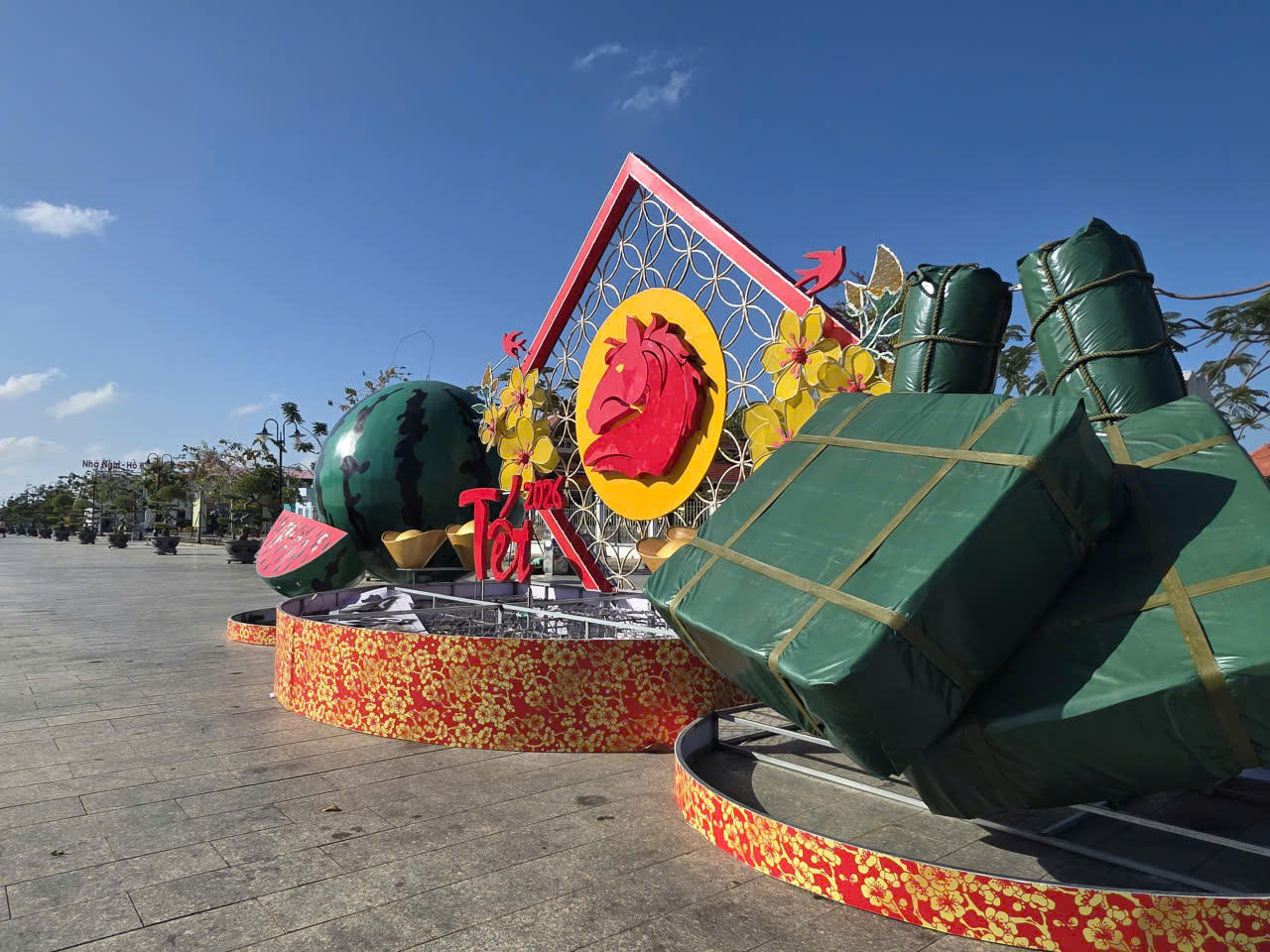 Các tiểu cảnh tại quảng trường xã Hòa Bình tạo không gian sinh hoạt cộng đồng, chụp ảnh lưu niệm cho nhân dân. Ảnh: Nguyên Du