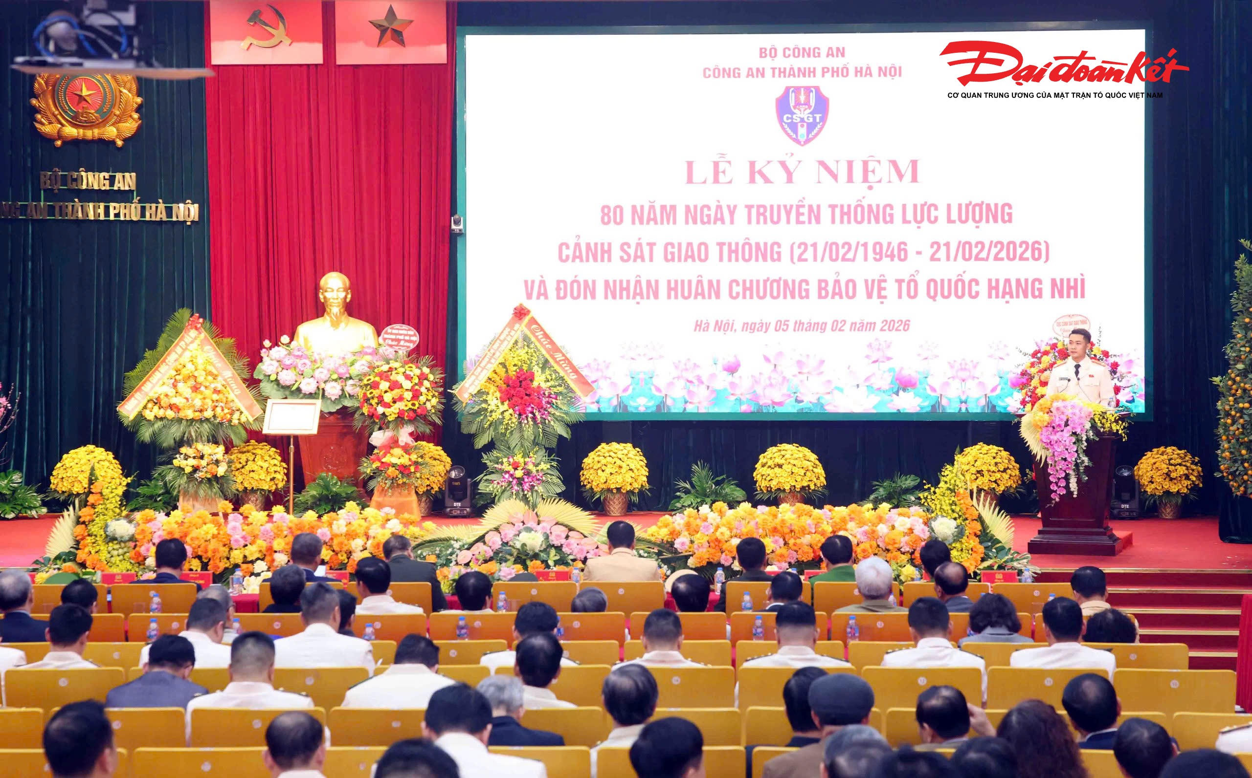 Chiều 5/2/2026, Công an thành phố Hà Nội tổ chức Lễ kỷ niệm 80 năm Ngày truyền thống lực lượng Cảnh sát giao thông (21/2/1946 - 21/2/2026) và đón nhận Huân chương Bảo vệ Tổ quốc hạng Nhì - phần thưởng cao quý của Đảng, Nhà nước ghi nhận những đóng góp to lớn của lực lượng CSGT Thủ đô trong sự nghiệp bảo đảm trật tự, an toàn giao thông và giữ gìn bình yên cho nhân dân.. 