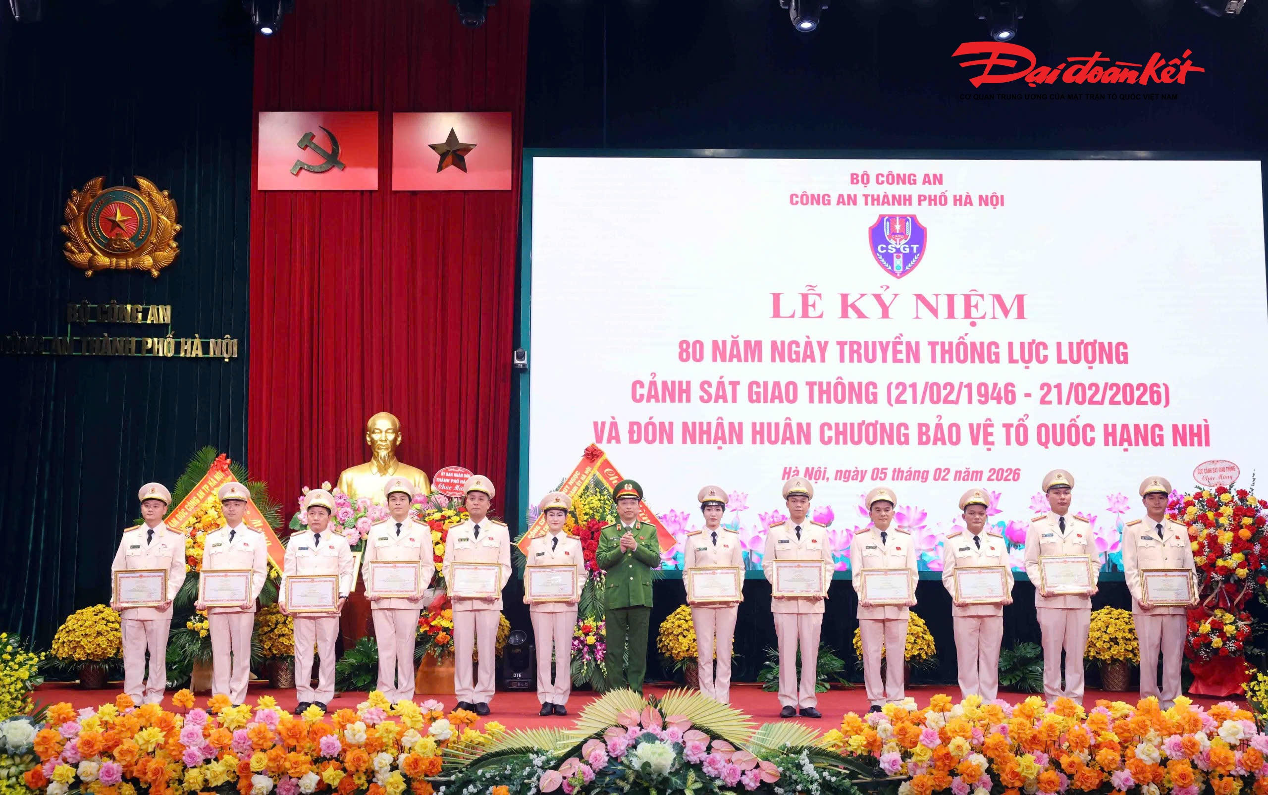 Trong dịp&nbsp;kỷ niệm 80 năm Ngày truyền thống lực lượng Cảnh sát giao thông, Bộ trưởng Bộ Công an cũng đã tặng Bằng khen cho 517 cá nhân có thành tích xuất sắc trong công tác bảo đảm an ninh, trật tự trên địa bàn Thủ đô.