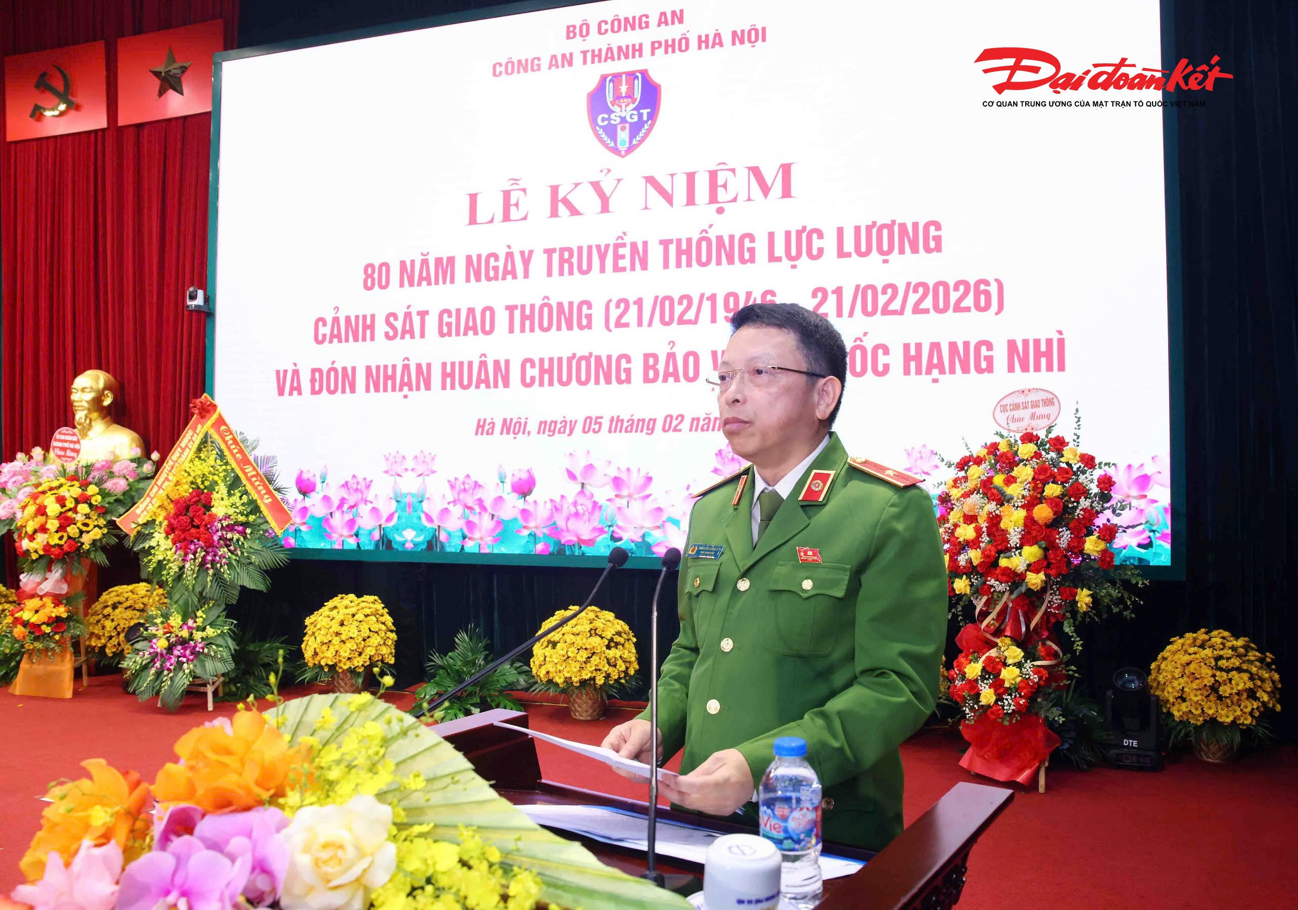 Tại buổi lễ, Thiếu tướng Nguyễn Hồng Ky - Phó Giám đốc Công an thành phố Hà Nội đã ôn lại truyền thống vẻ vang 80 năm xây dựng, chiến đấu và trưởng thành của lực lượng Cảnh sát giao thông Công an Thủ đô.