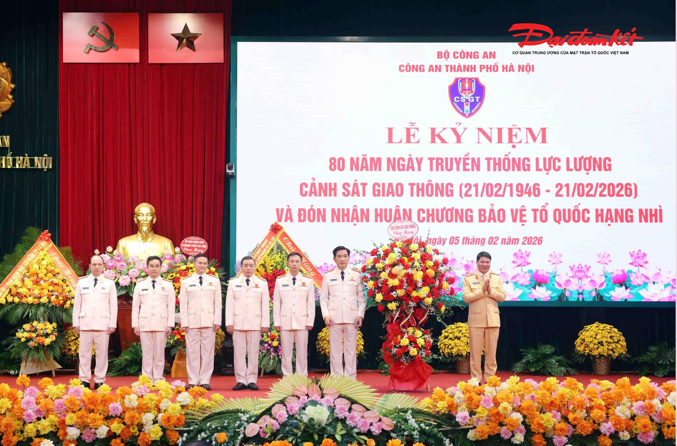 Nhấn mạnh thành tích nổi bật trong những năm gần đây, Thiếu tướng Nguyễn Hồng Ky cho biết, lực lượng CSGT Thủ đô đã chủ động tham mưu Thành ủy, UBND thành phố và Ban Giám đốc CATP nhiều giải pháp căn cơ, đồng bộ nhằm kéo giảm tai nạn giao thông, kiềm chế ùn tắc; triển khai quyết liệt các chuyên đề xử lý vi phạm nồng độ cồn, tốc độ, xe quá tải, xe kinh doanh vận tải; đồng thời đi đầu trong ứng dụng khoa học công nghệ, xây dựng Trung tâm chỉ huy giao thông thông minh, từng bước chuyển từ “xử lý trực tiếp” sang “quản trị giao thông hiện đại”.