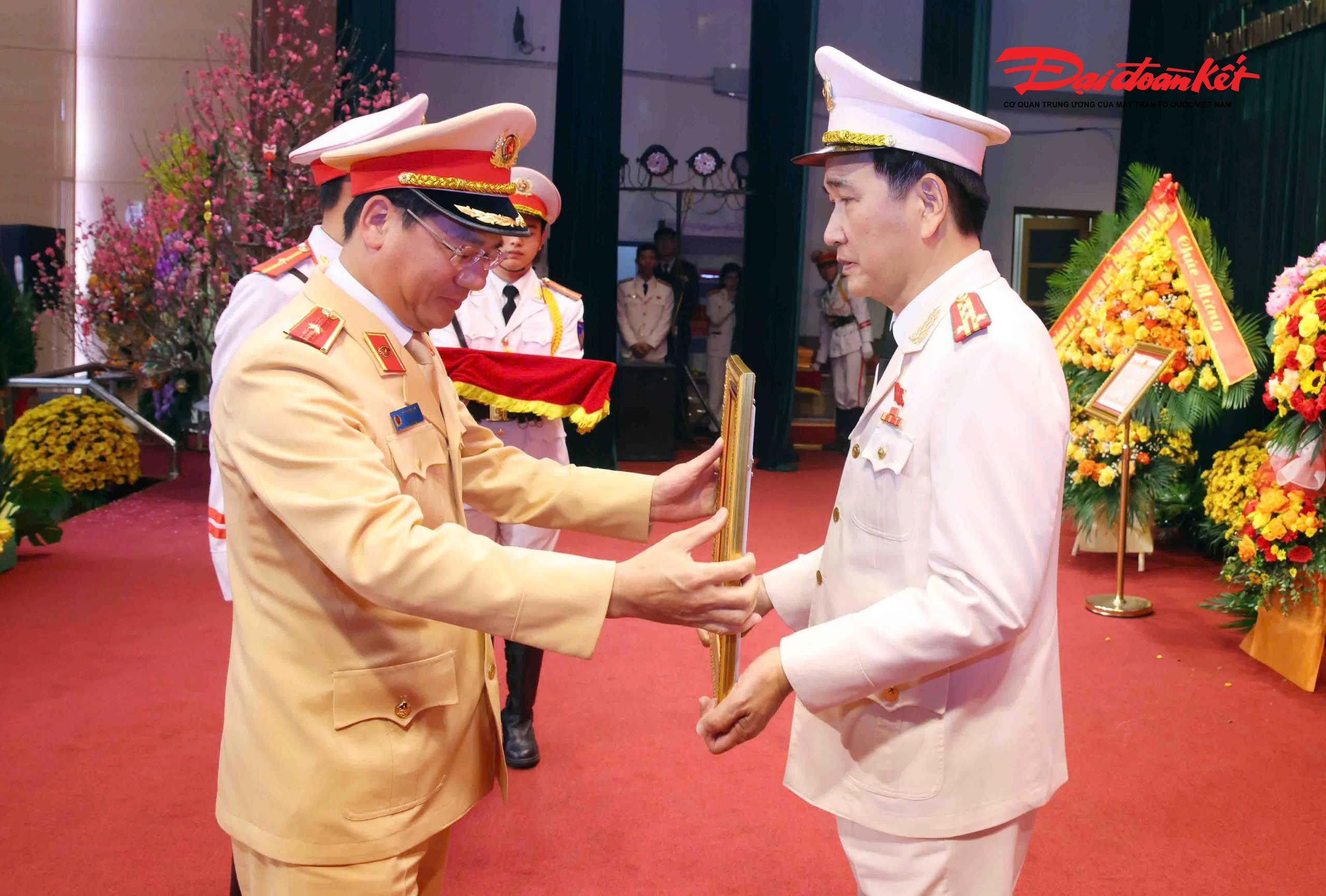 Thừa ủy quyền của lãnh đạo cấp trên, Thiếu tướng Đỗ Thanh Bình - Cục trưởng Cục CSGT Bộ Công an trao tặng Huân chương Bảo vệ Tổ quốc hạng Ba cho Đại tá Trần Đình Nghĩa - Trưởng phòng Cảnh sát giao thông, CATP Hà Nội