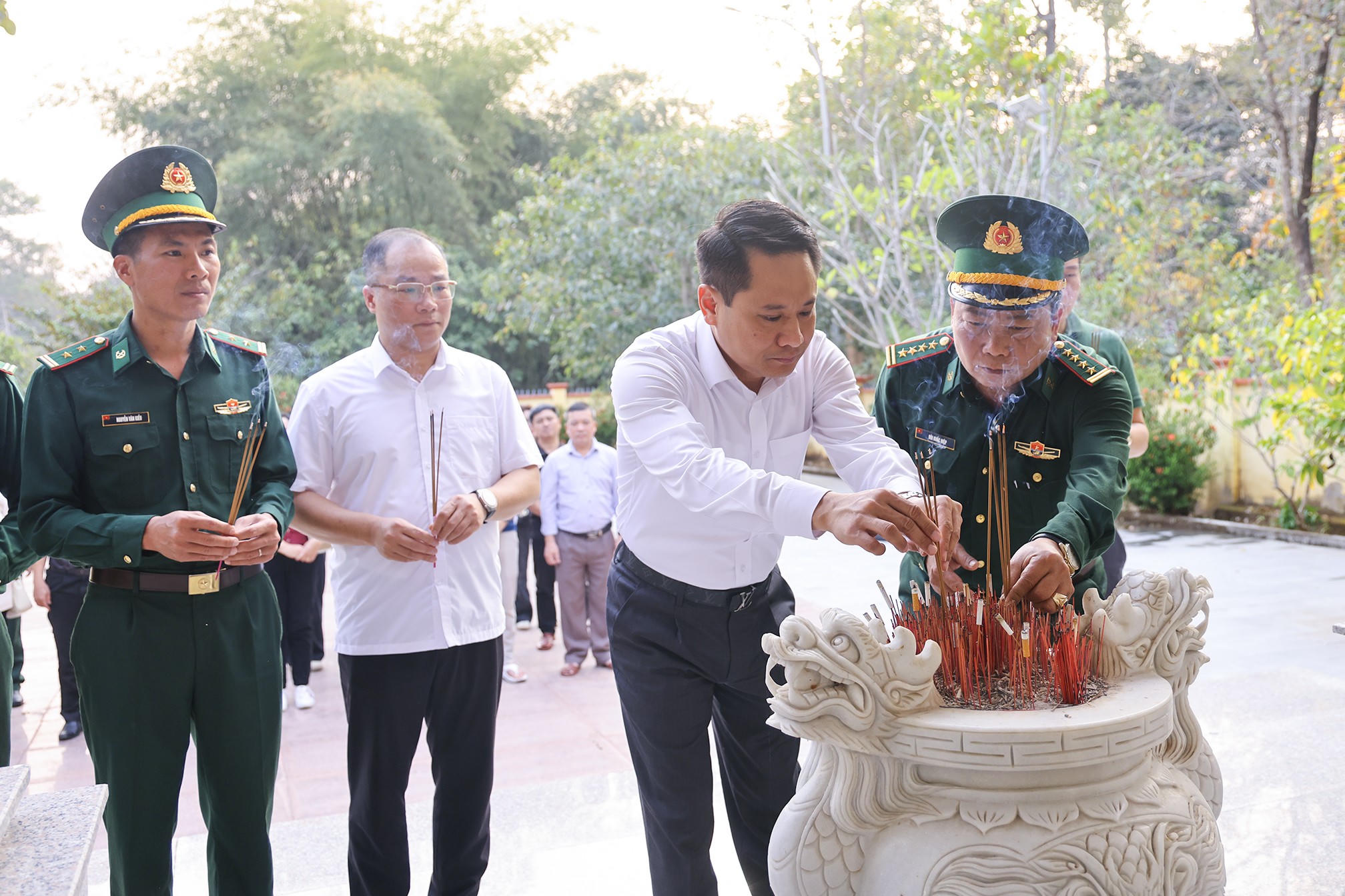 Lãnh đạo Báo Đại đoàn kết cùng đoàn công tác dâng hương tưởng niệm các anh hùng liệt sĩ hy sinh tại khu vực Đồn Biên phòng Sêrêpốk.&nbsp;Ảnh: Quang Vinh.. 