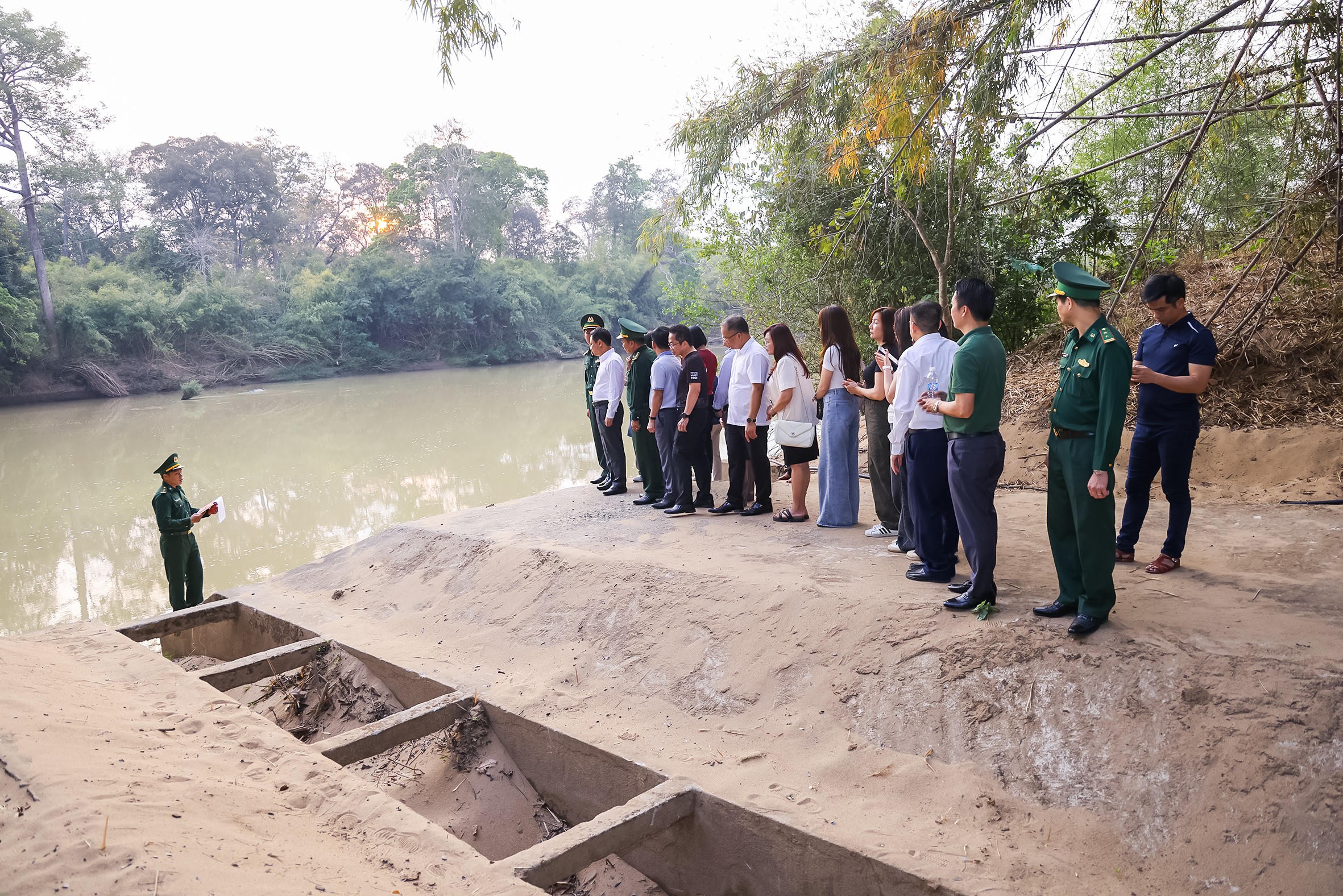 Đoàn công tác nghe giới thiệu về Bến phà vượt sông Sêrêpốk – Di tích lịch sử quốc gia đặc biệt.&nbsp;Ảnh: Quang Vinh.