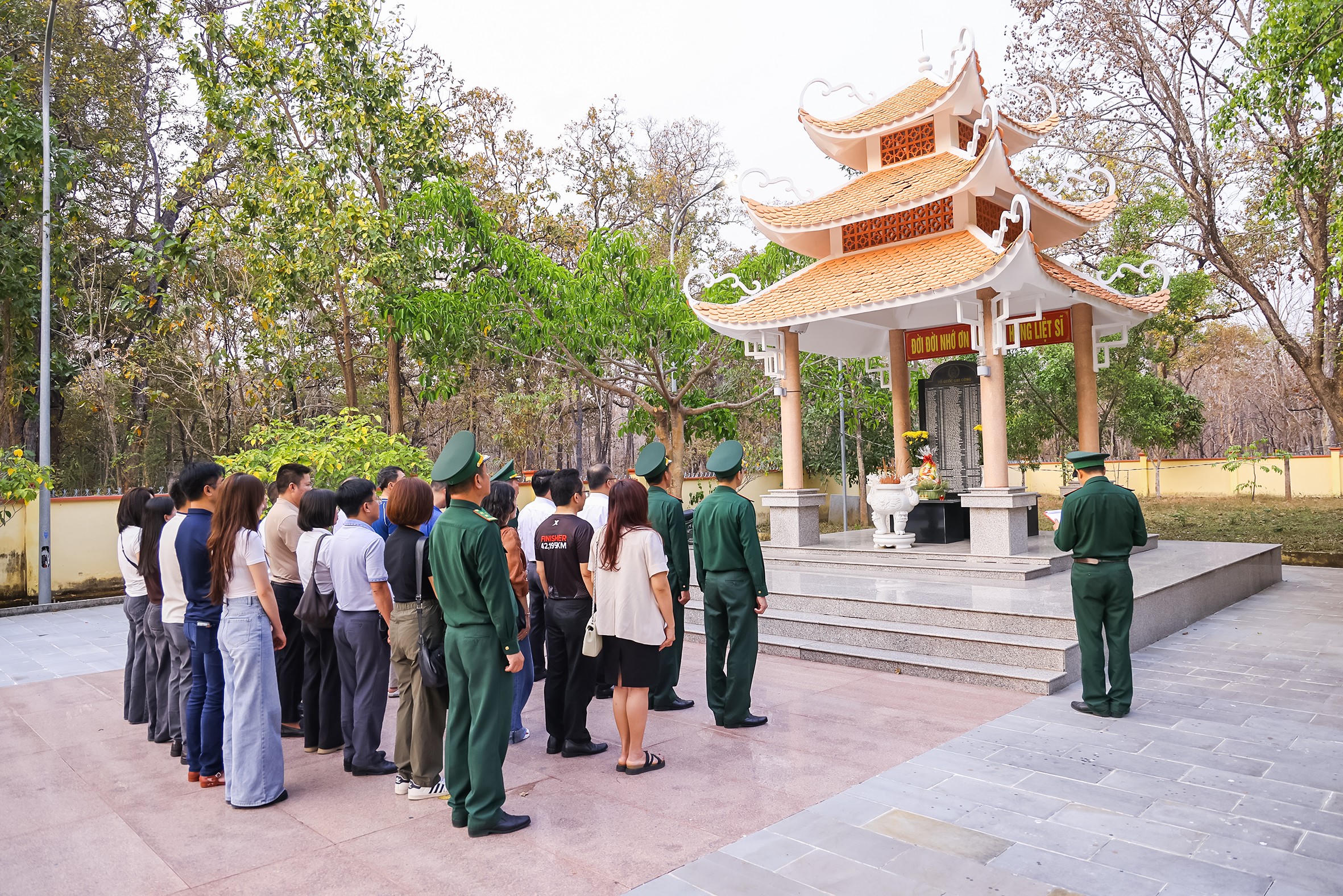 Khoảnh khắc trang nghiêm trong lễ dâng hương tưởng niệm các Anh hùng liệt sĩ – những người đã hy sinh vì sự nghiệp bảo vệ biên giới Tổ quốc.&nbsp;Ảnh: Quang Vinh.