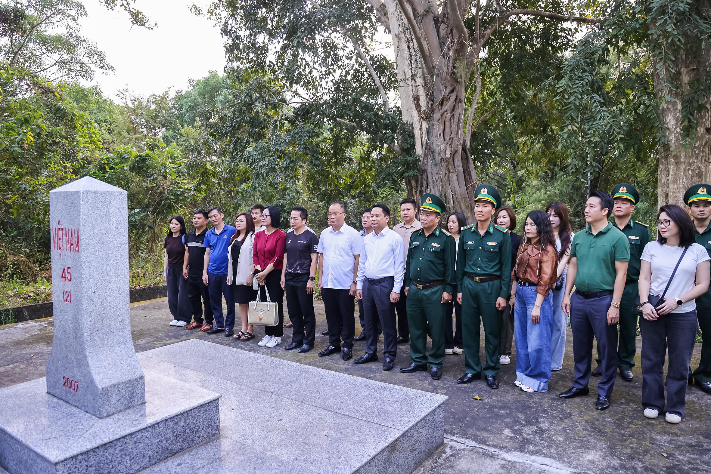 Đoàn công tác tham quan cột mốc biên giới số 45(2) do Đồn Biên phòng Sêrêpốk quản lý.&nbsp;Ảnh: Quang Vinh.