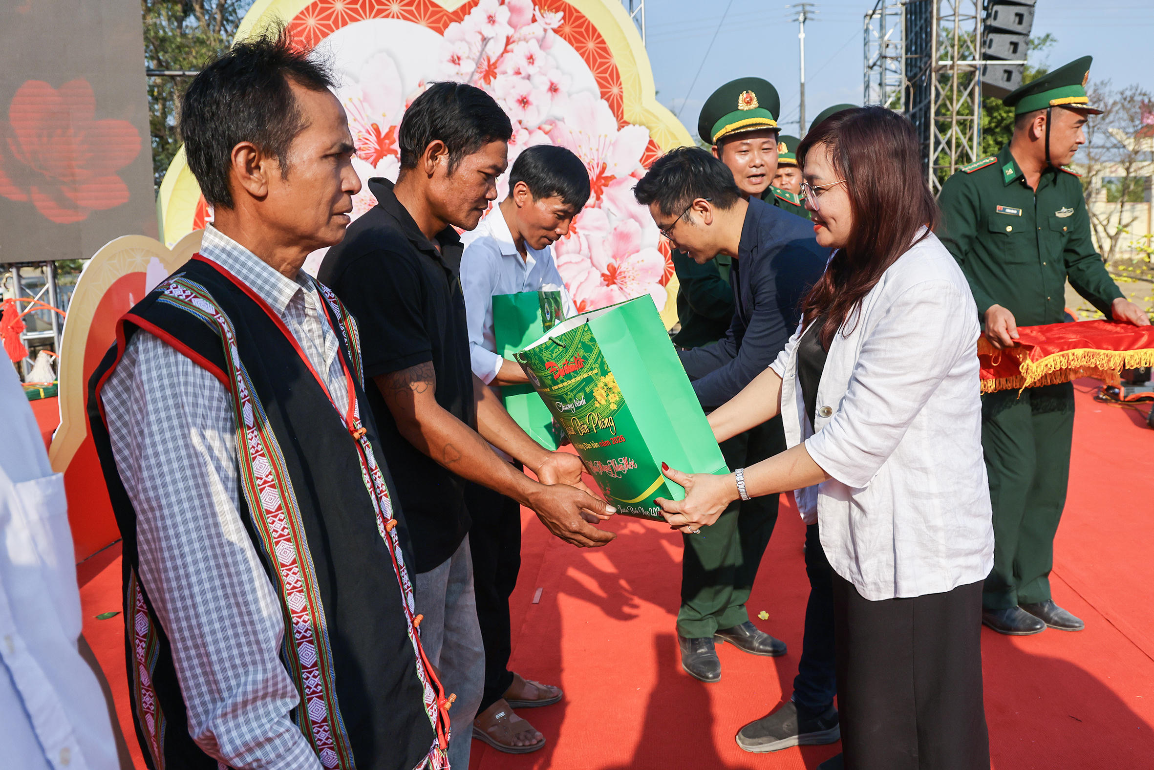 Phóng viên Báo Đại đoàn kết tại Đắk Lắk trao quà Tết cho bà con nhân dân. Ảnh: Quang vinh.