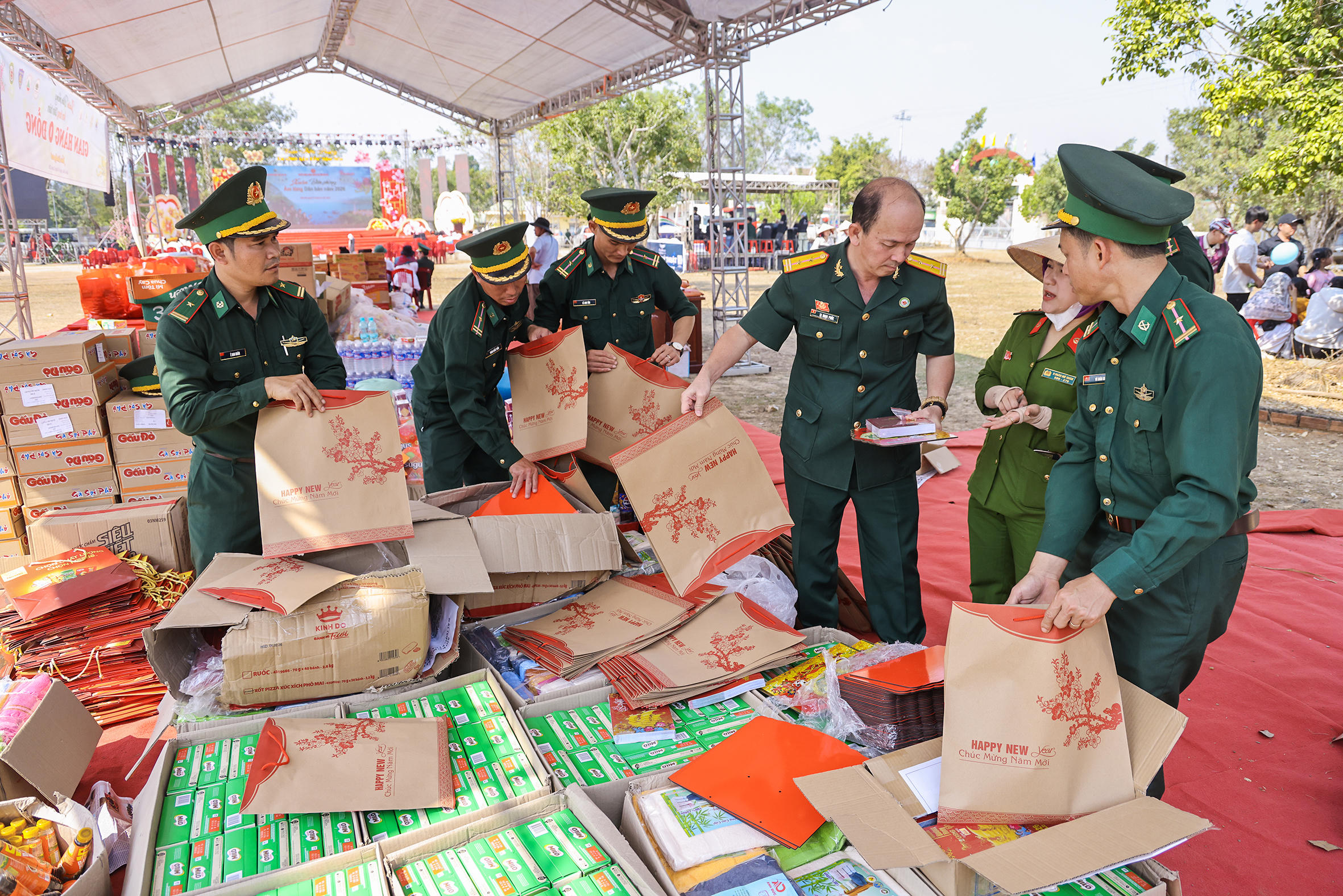 Quà của Ban Tổ chức được Bộ đội Biên phòng tiếp nhận và trao tặng cho bà con nhân dân. Ảnh: Quang Vinh.