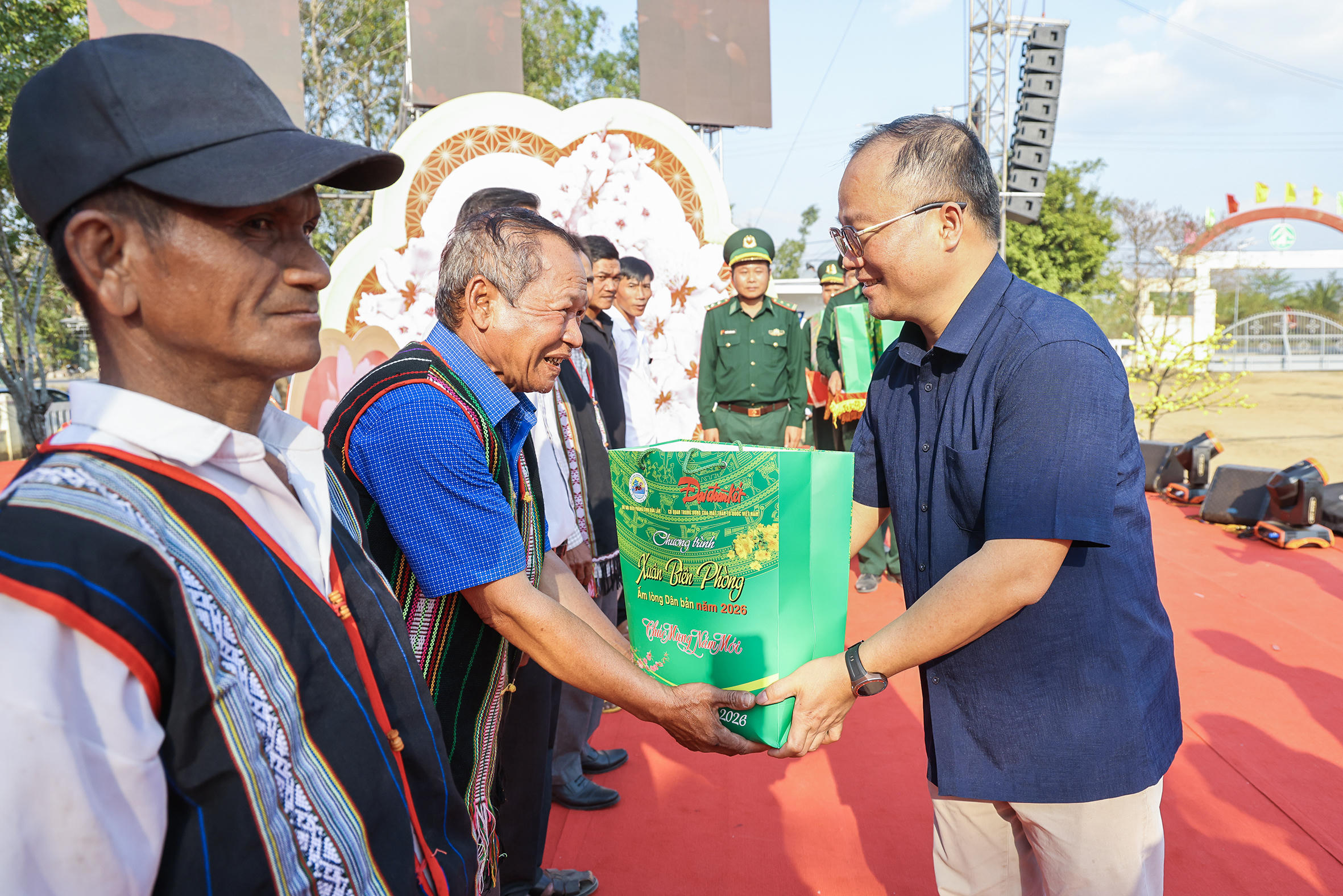 Ông Nguyễn Đăng Khang - Phó Tổng Biên tập, Trưởng Ban tổ chức Chương trình “Xuân Biên phòng - Ấm lòng dân bản” của Báo Đại đoàn kết trao quà Tết cho các Già làng, trưởng bản, người có uy tín ở địa phương. Ảnh: Quang Vinh.
