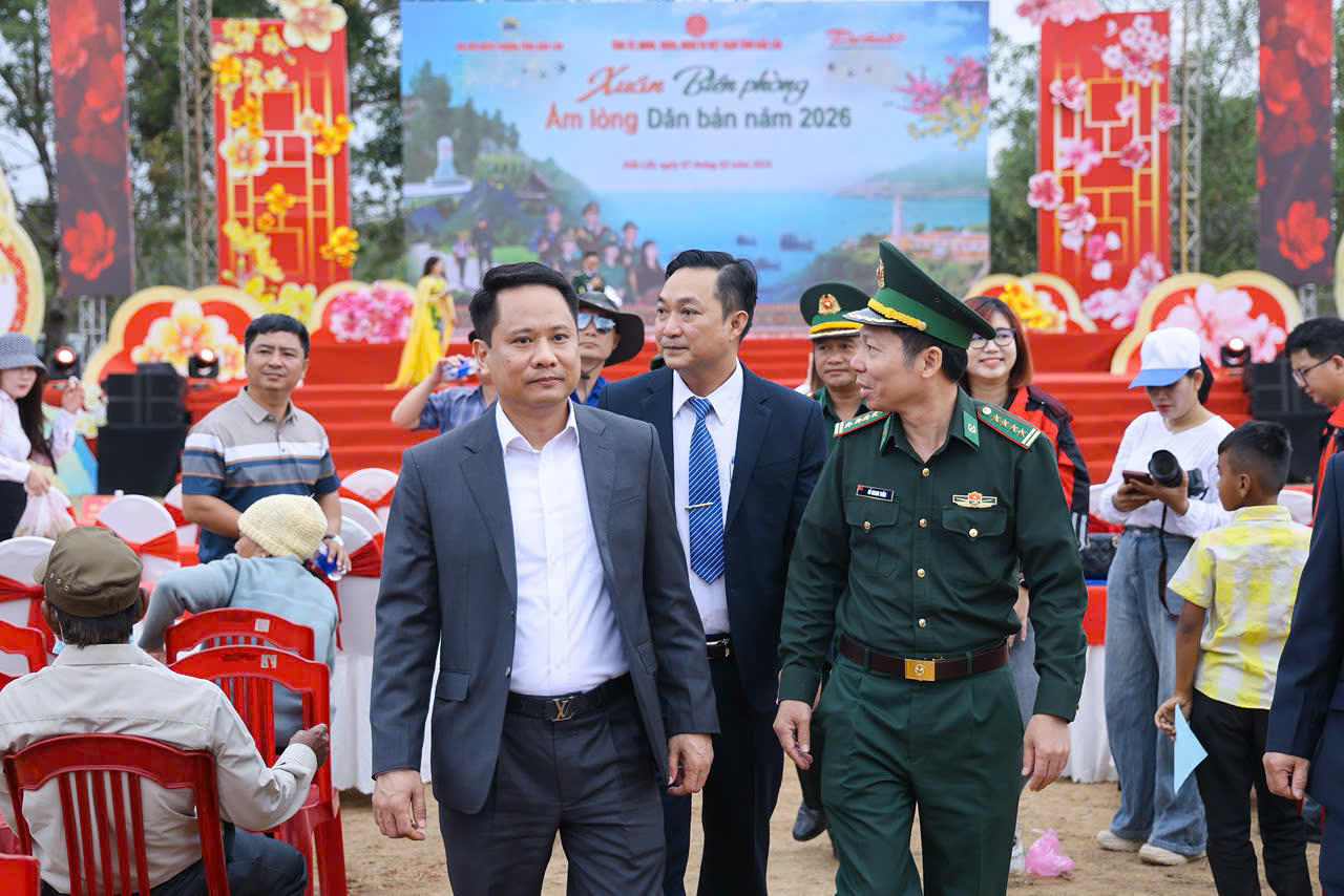 Tổng Biên tập Báo Đại đoàn kết Trương Thành Trung cùng Đại tá Đỗ Quang Thấm - Phó Chính ủy Bộ Chỉ huy Quân sự tỉnh, kiêm Chính ủy Ban Chỉ huy BĐBP tỉnh Đắk Lắk tham gia các hoạt động tại Chương trình. Ảnh: Quang Vinh