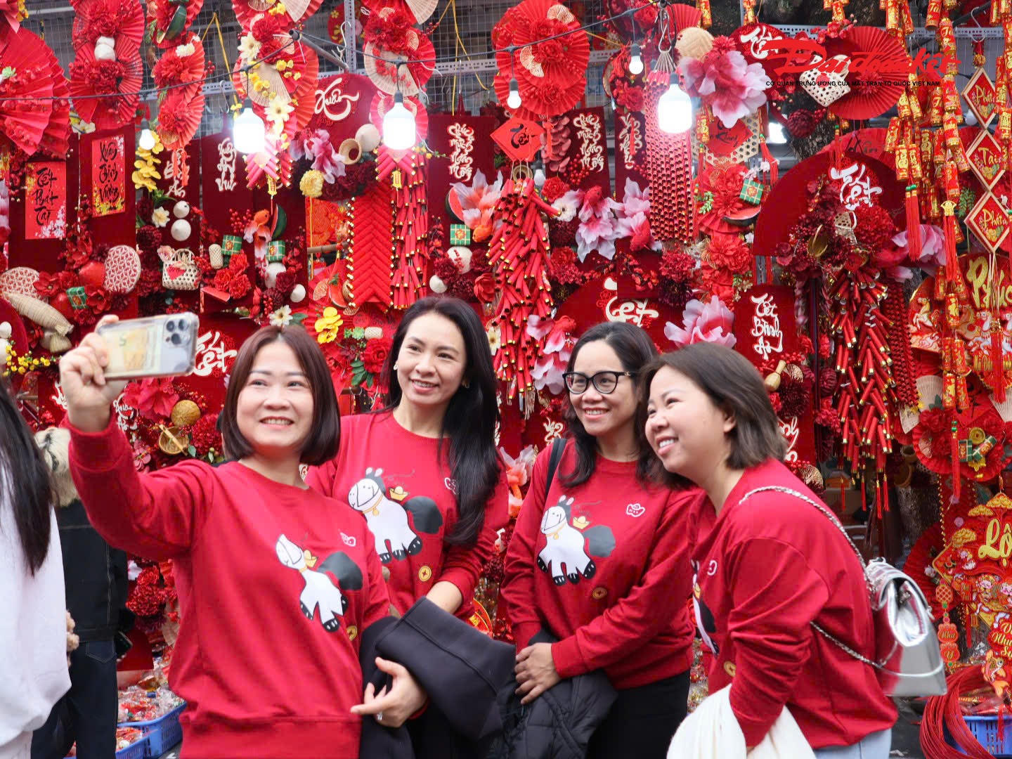 Bên cạnh đó, sự kiện còn tạo không gian sinh hoạt văn hóa – nghệ thuật, gắn kết cộng đồng, từng bước hình thành và phát triển tuyến phố Phùng Hưng theo định hướng dịch vụ, thương mại, du lịch, kết nối hài hòa với không gian đi bộ khu phố cổ Hà Nội và hoạt động Chợ hoa Tết truyền thống hằng năm.