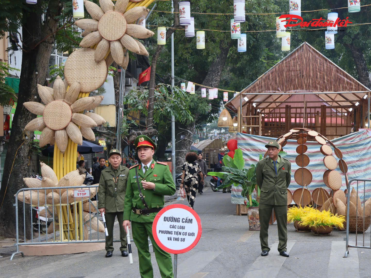 Trong thời gian diễn ra Chợ hoa Xuân Phố cổ 2026, các lực lượng chức năng tiếp tục duy trì công tác bảo đảm TTATGT, TTĐT, đẩy mạnh tuyên truyền, nhắc nhở người dân, tiểu thương và du khách chấp hành các quy định của pháp luật, góp phần để chợ hoa diễn ra an toàn, văn minh, để lại ấn tượng đẹp trong lòng Nhân dân và du khách.