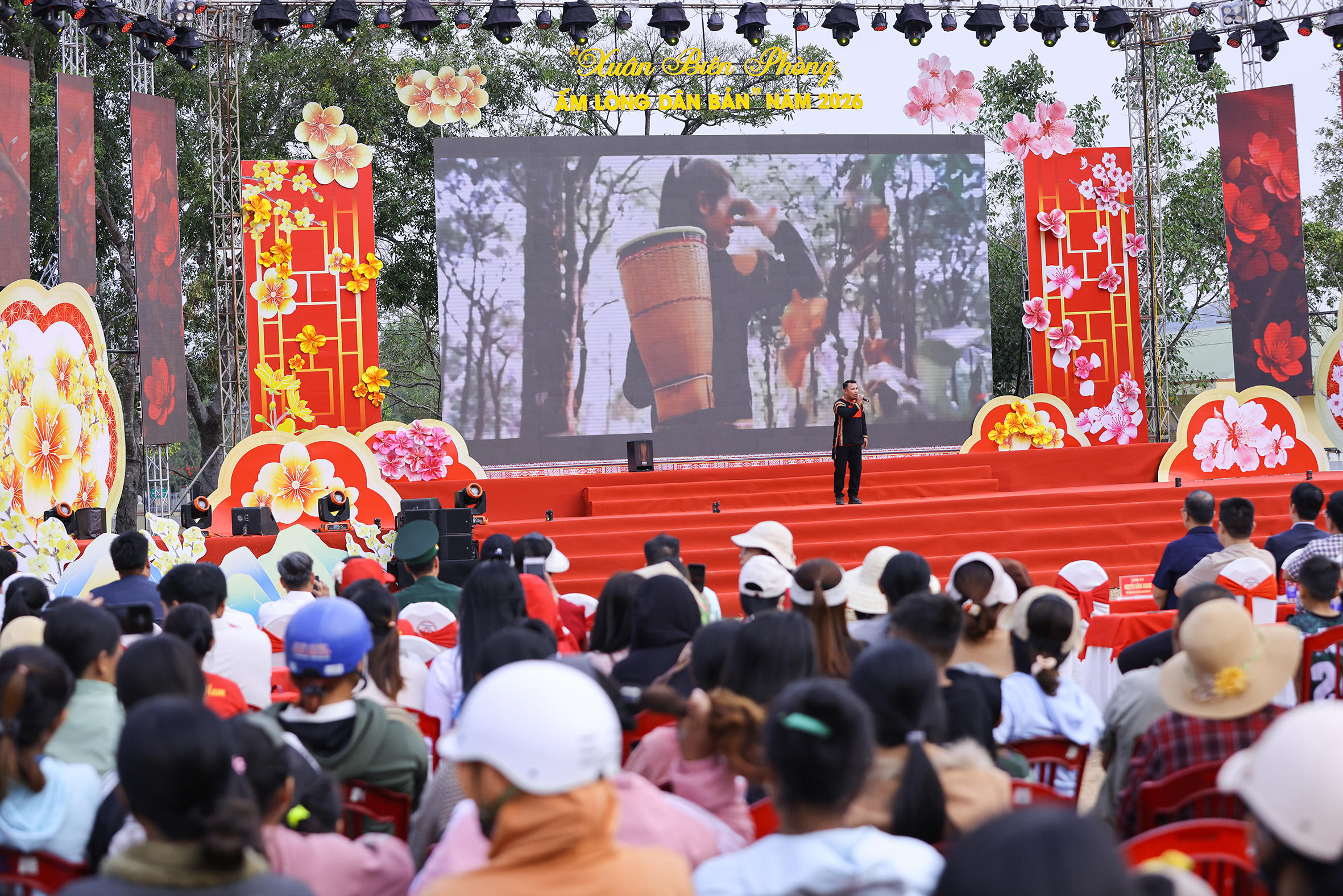 Nhiều người dân địa phương đến&nbsp;dự lễ khai mạc chương trình Xuân biên phòng, ấm lòng dân bản tại Đăk Lăk. Ảnh: Quang Vinh.