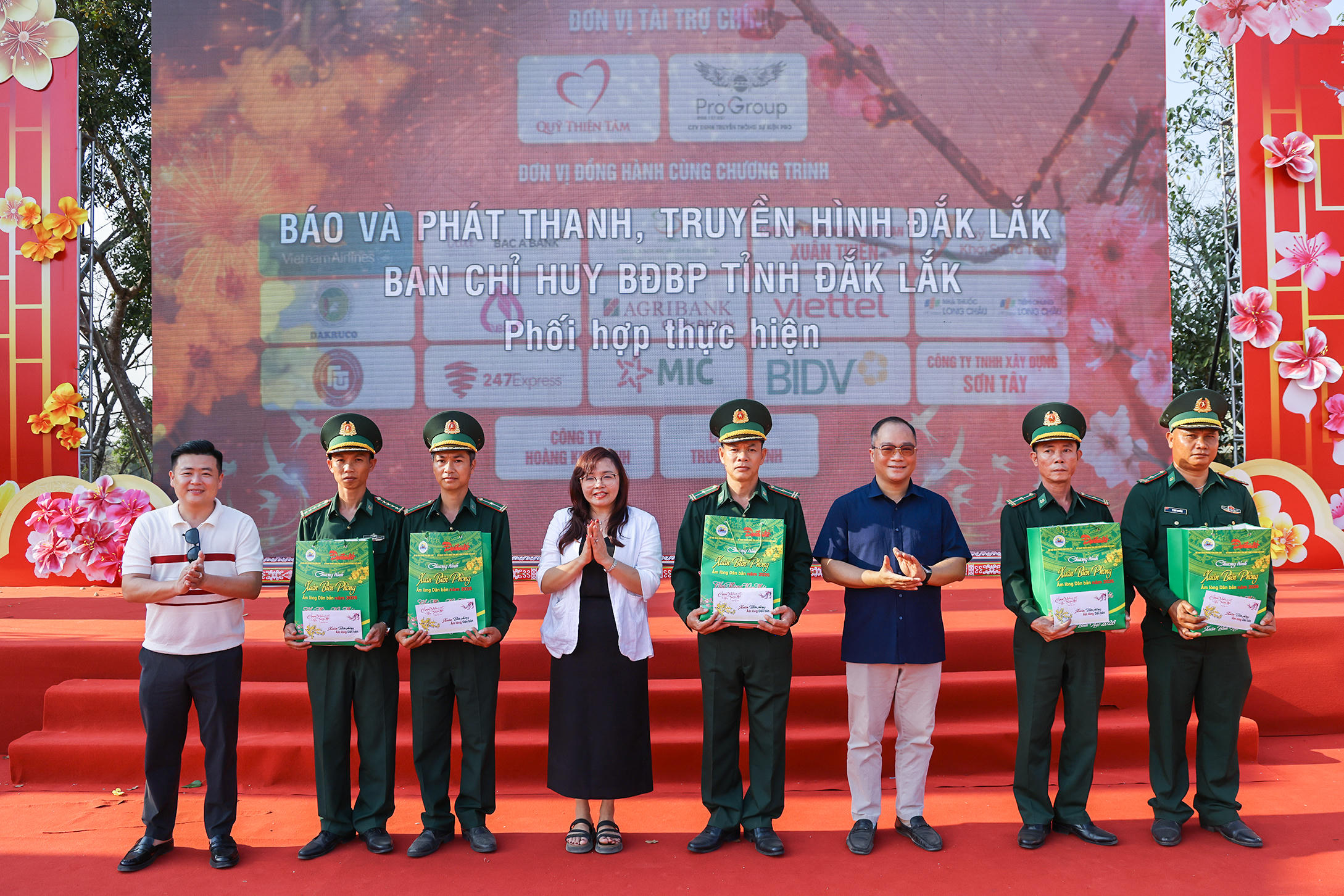 Lãnh đạo Báo Đại đoàn kết trao quà Tết cho cán bộ, chiến sĩ Bộ đội Biên phòng có hoàn cảnh khó khăn. Ảnh: Quang Vinh.