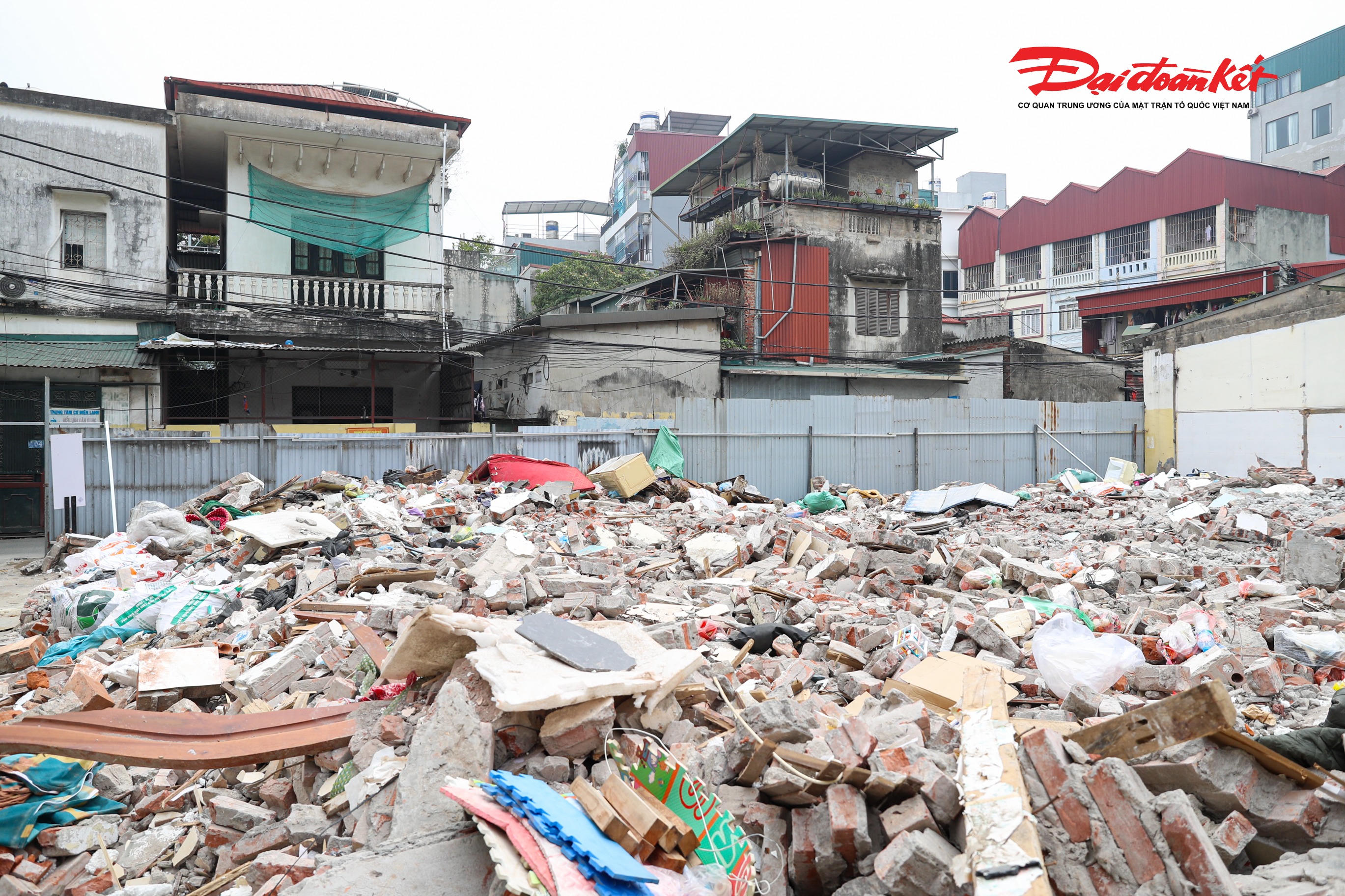 Trên thực địa, nhiều công trình đang được tháo dỡ khẩn trương nhằm bàn giao mặt bằng cho dự án đường Vành đai 2,5 đoạn Nguyễn Trãi – Đầm Hồng.