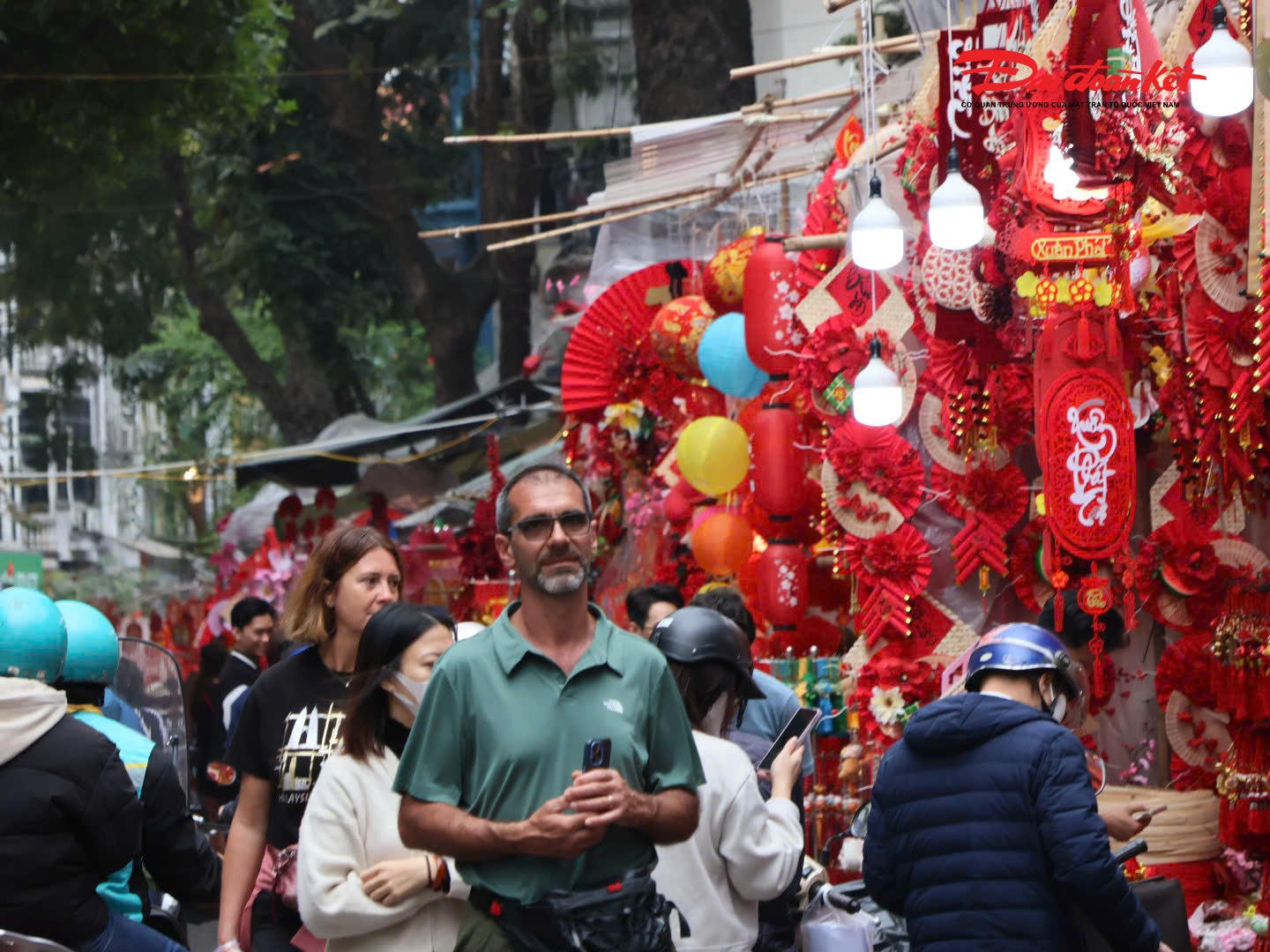 Chợ hoa Xuân Phố cổ 2026 hoạt động hằng ngày từ 8h đến 22h, được mở rộng quy mô trên các tuyến phố Hàng Lược, Hàng Khoai, Hàng Rươi, Hàng Mã và không gian phố bích họa Phùng Hưng.