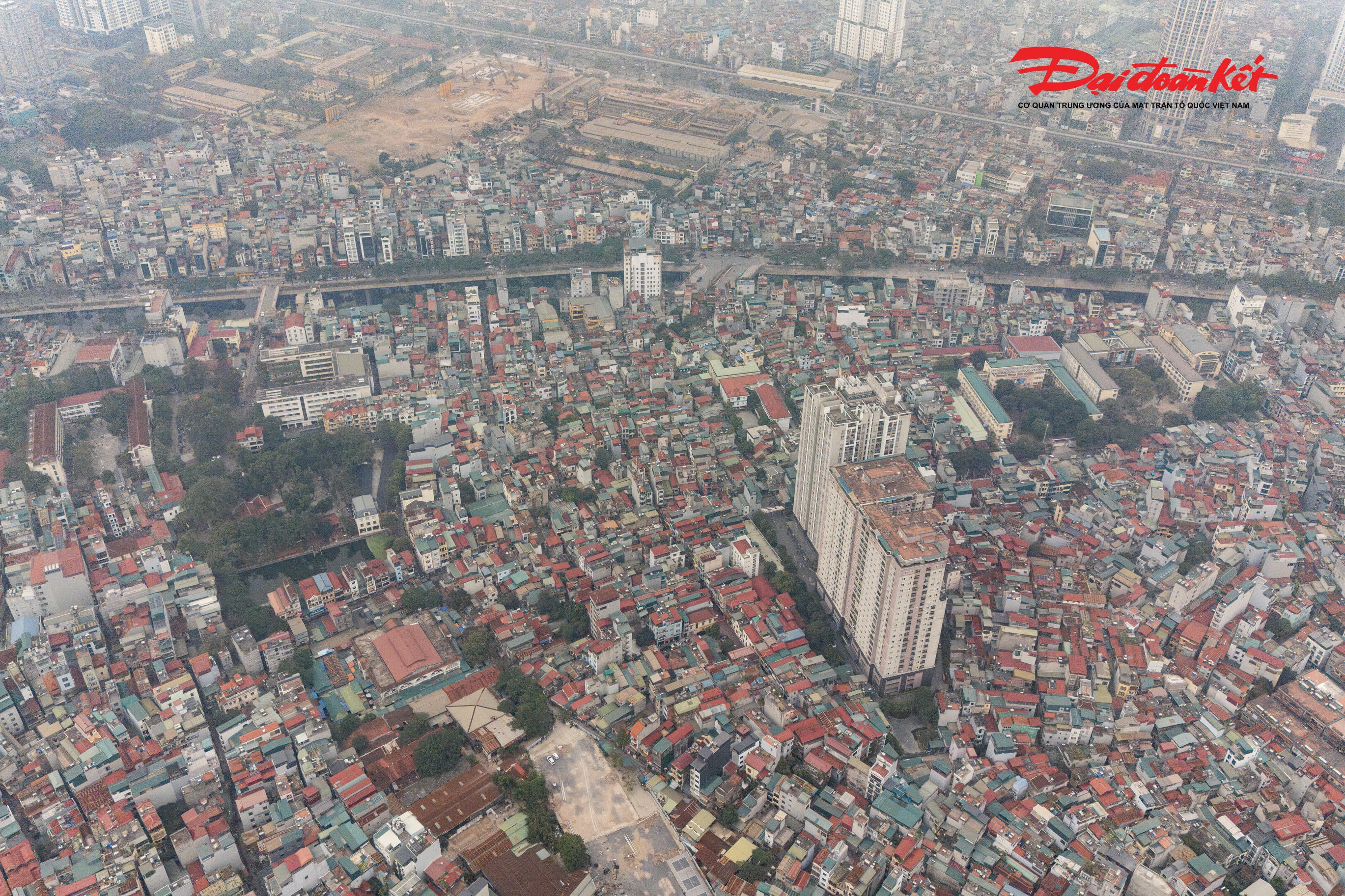 Đoạn tuyến Vành đai 2,5 từ Nguyễn Trãi đến Đầm Hồng, đi qua phường Khương Đình, dài 1.520 m, được đầu tư theo quy mô mặt cắt ngang nền đường rộng 40 m, tổng mức đầu tư 2.433 tỷ đồng.. 