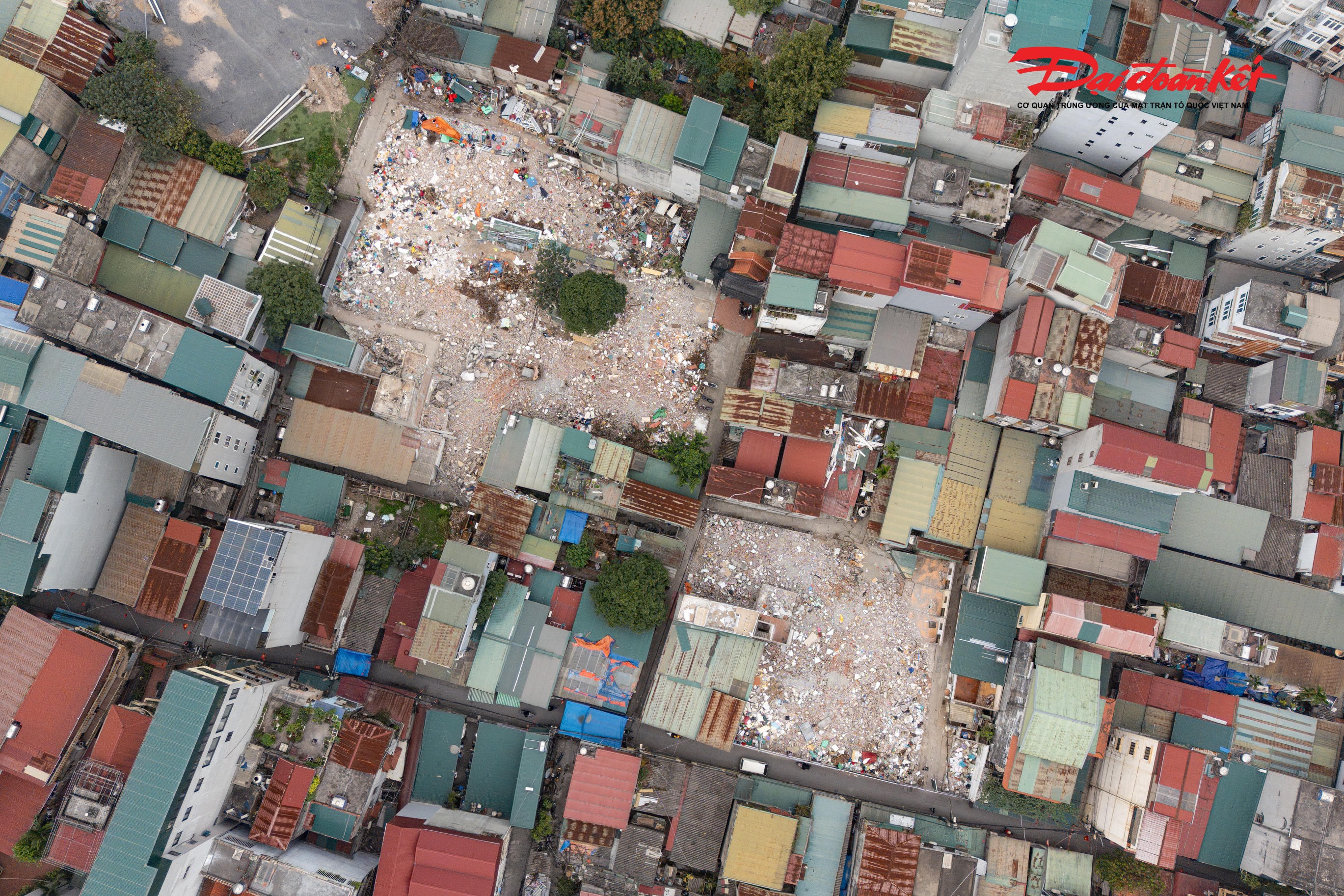 Đến nay, phường Khương Đình đã hoàn tất công tác giải phóng mặt bằng đối với 12/13 cơ quan, tổ chức liên quan. Đối với người dân, 31 hộ đã bàn giao mặt bằng và đang thực hiện phá dỡ công trình theo quy định để phục vụ thi công dự án. Với khoảng 700 hộ gia đình, cá nhân còn lại, địa phương đã hoàn thành đo đạc, kiểm đếm hiện trạng và công khai dự thảo hơn 250 phương án bồi thường, hỗ trợ và tái định cư.