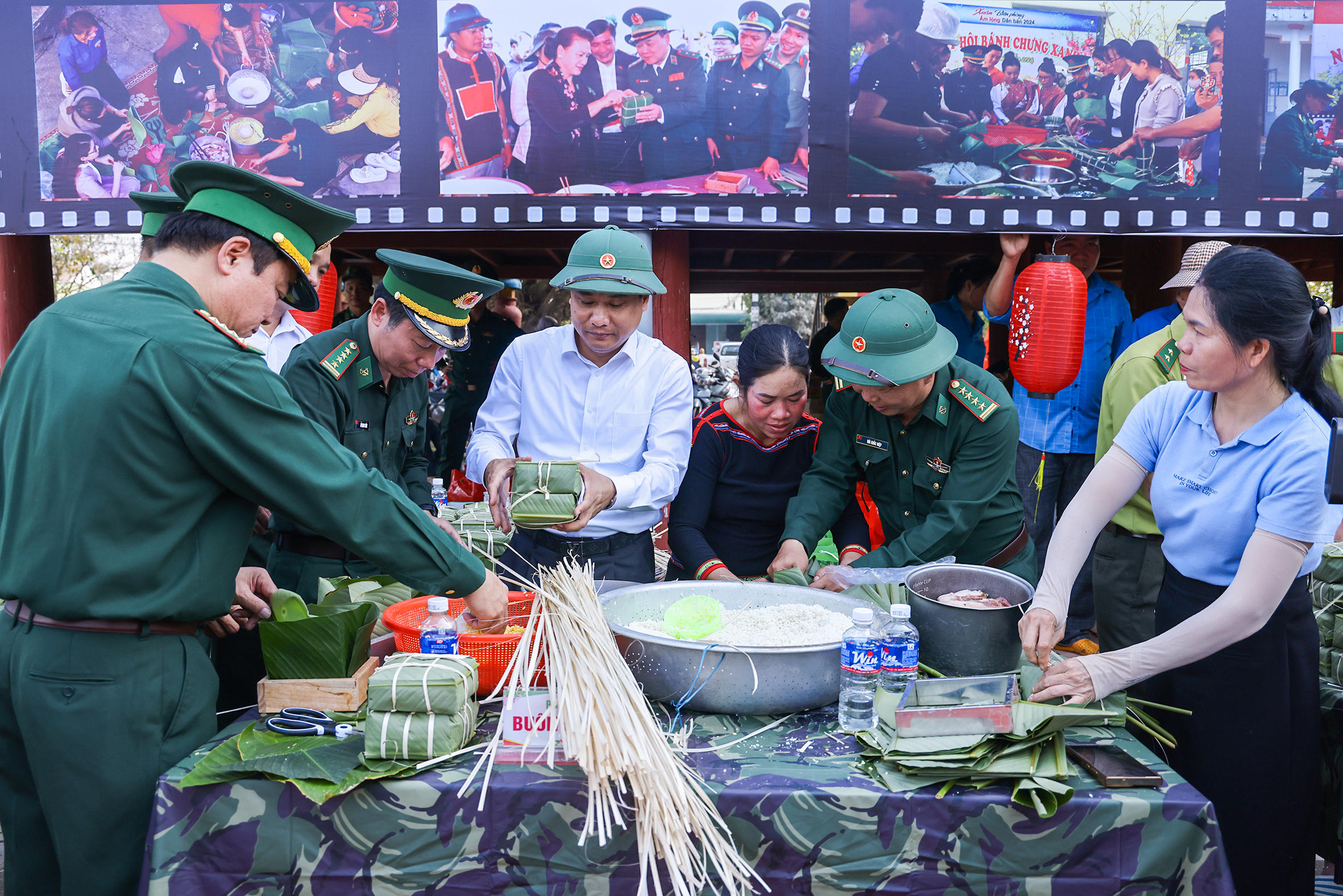 Tổng Biên tập Báo Đại đoàn kết Trương Thành Trung và lãnh đạo Bộ đội Biên phòng tỉnh Đắk Lắk gói bánh chưng cùng bà con nhân dân xã Buôn Đôn. Ảnh: Quanh Vinh.