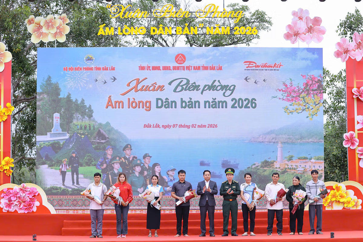  Ông Trương Thành Trung, Ủy viên Ủy ban Trung ương MTTQ Việt Nam, Bí thư Đảng ủy, Tổng Biên tập Báo Đại đoàn kết và Đại tá Đỗ Quang Thấm - Ủy viên Ban Thường vụ Đảng ủy, Phó Chính ủy Bộ CHQS tỉnh Đắk Lắk kiêm Chính ủy Ban Chỉ huy Bộ đội Biên phòng tỉnh Đắk Lắk tặng hoa các đội tham gia hội thi văn hóa thể thao tại chương trình Xuân biên phòng ấm lòng dân bản tại Đắk Lắk. Ảnh: Quang Vinh.