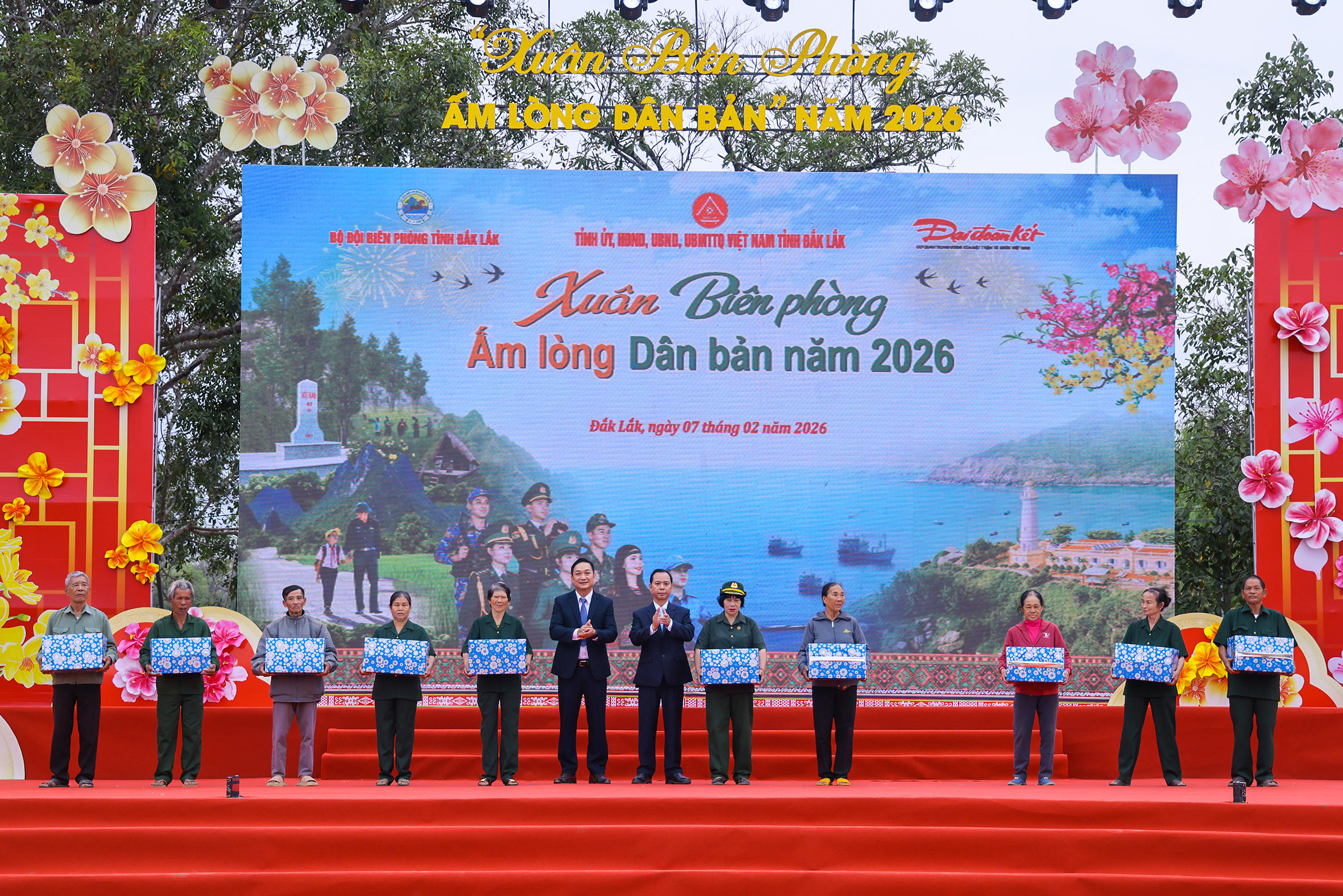 Lãnh đạo xã Buôn Đôn tặng quà cho các hội viên thanh niên xung phong có hoàn cảnh khó khăn. Ảnh: Quang Vinh