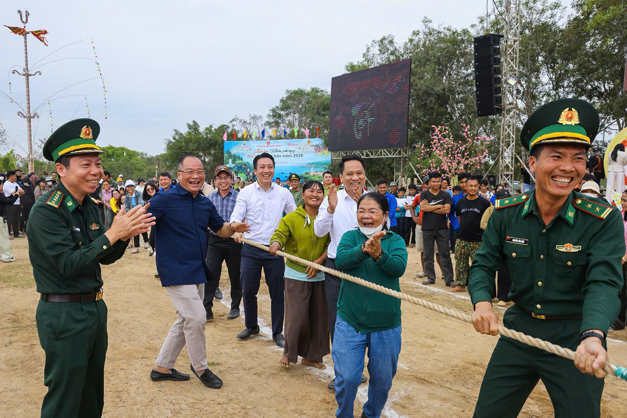 Lãnh đạo Báo Đại đoàn kết và các đại biểu tham gia các trò chơi dân gian tại Chương trình. Ảnh: Quang Vinh..