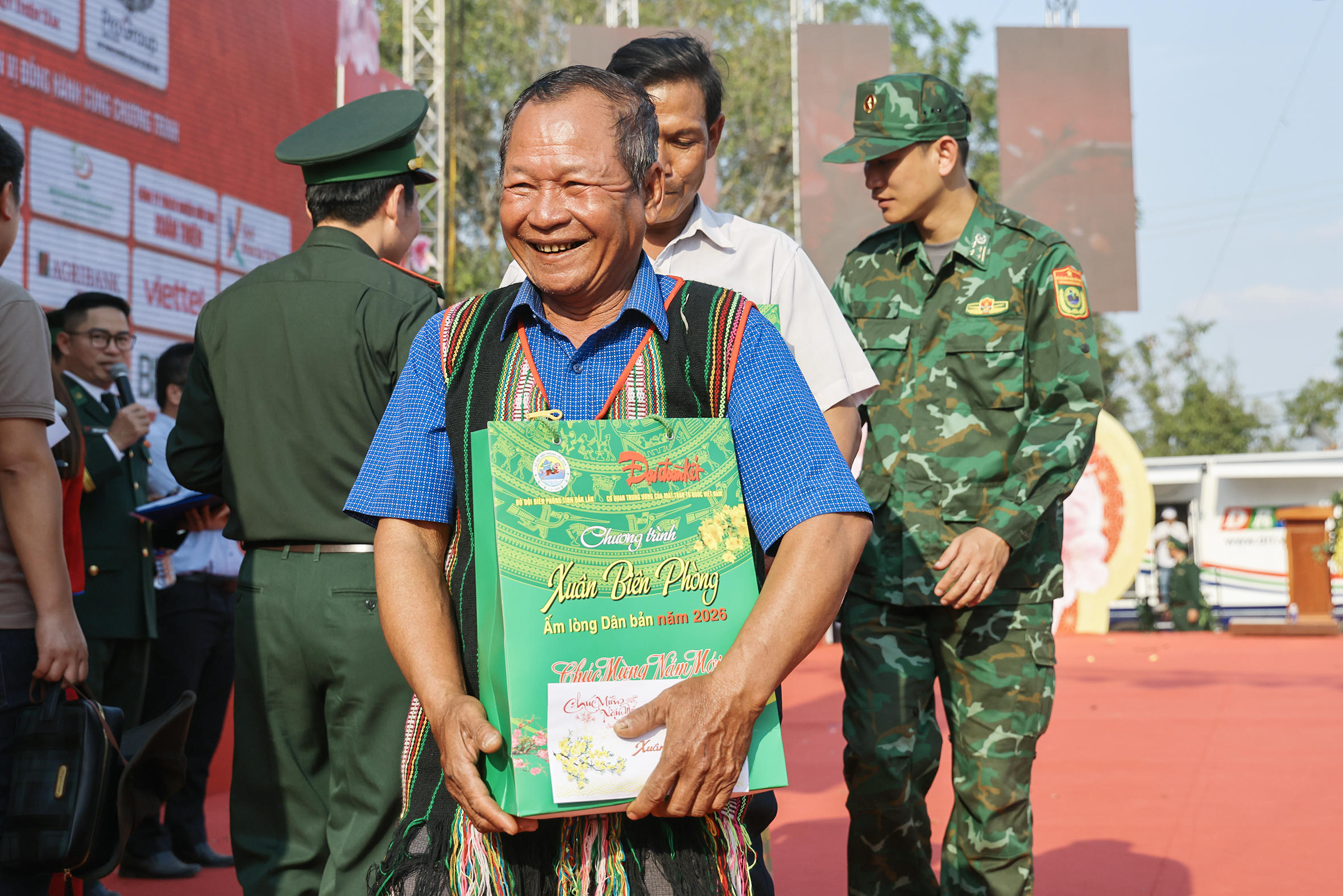 Người dân vui mừng khi nhận được quà Tết của Báo Đại đoàn kết và Ban Tổ chức. Ảnh: Quang Vinh.