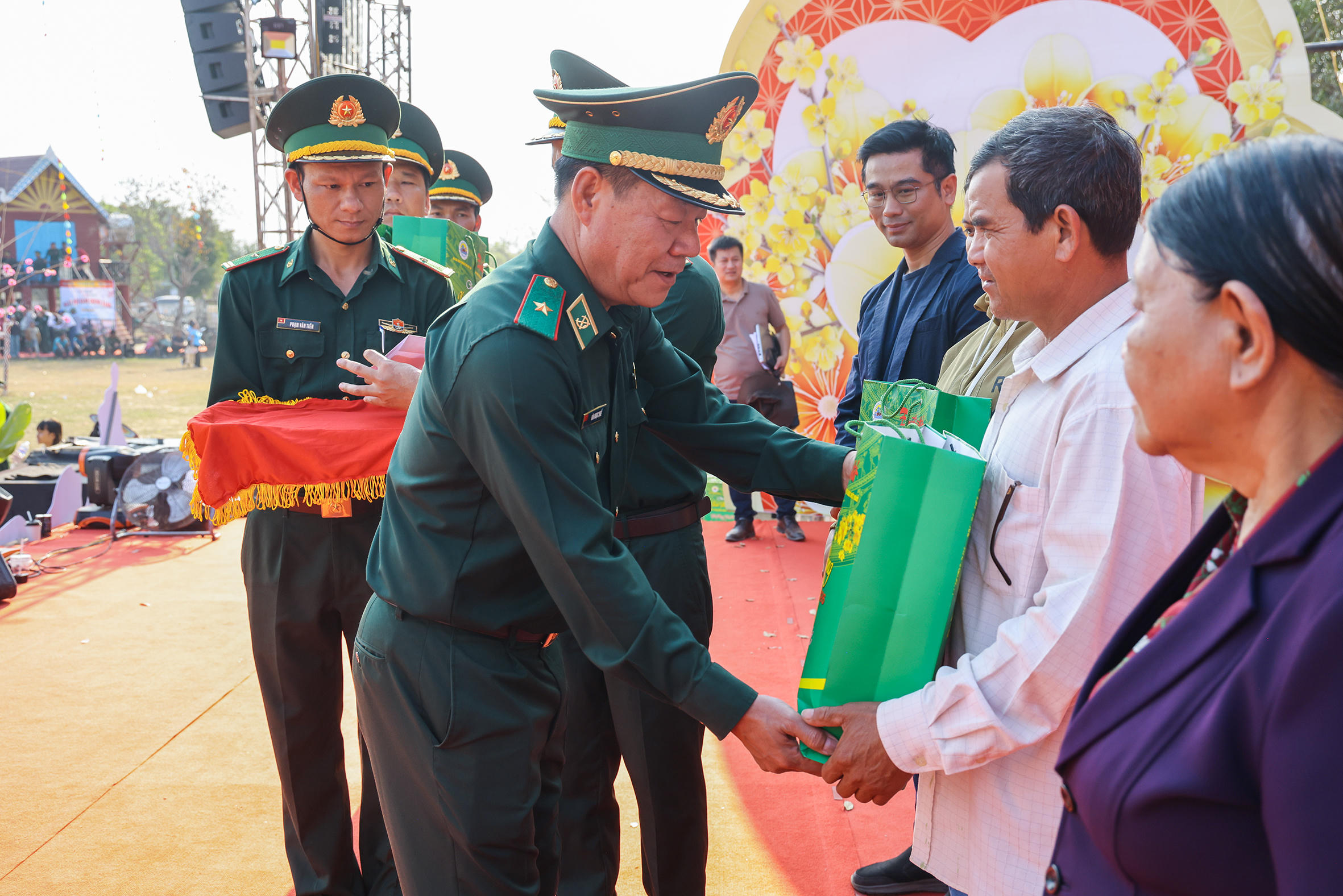 Thiếu tướng Văn Ngọc Quế - Phó Chủ nhiệm Chính trị Bộ đội Biên phòng trao quà Tết cho các hộ gia đình chính sách. Ảnh: Quang Vinh.