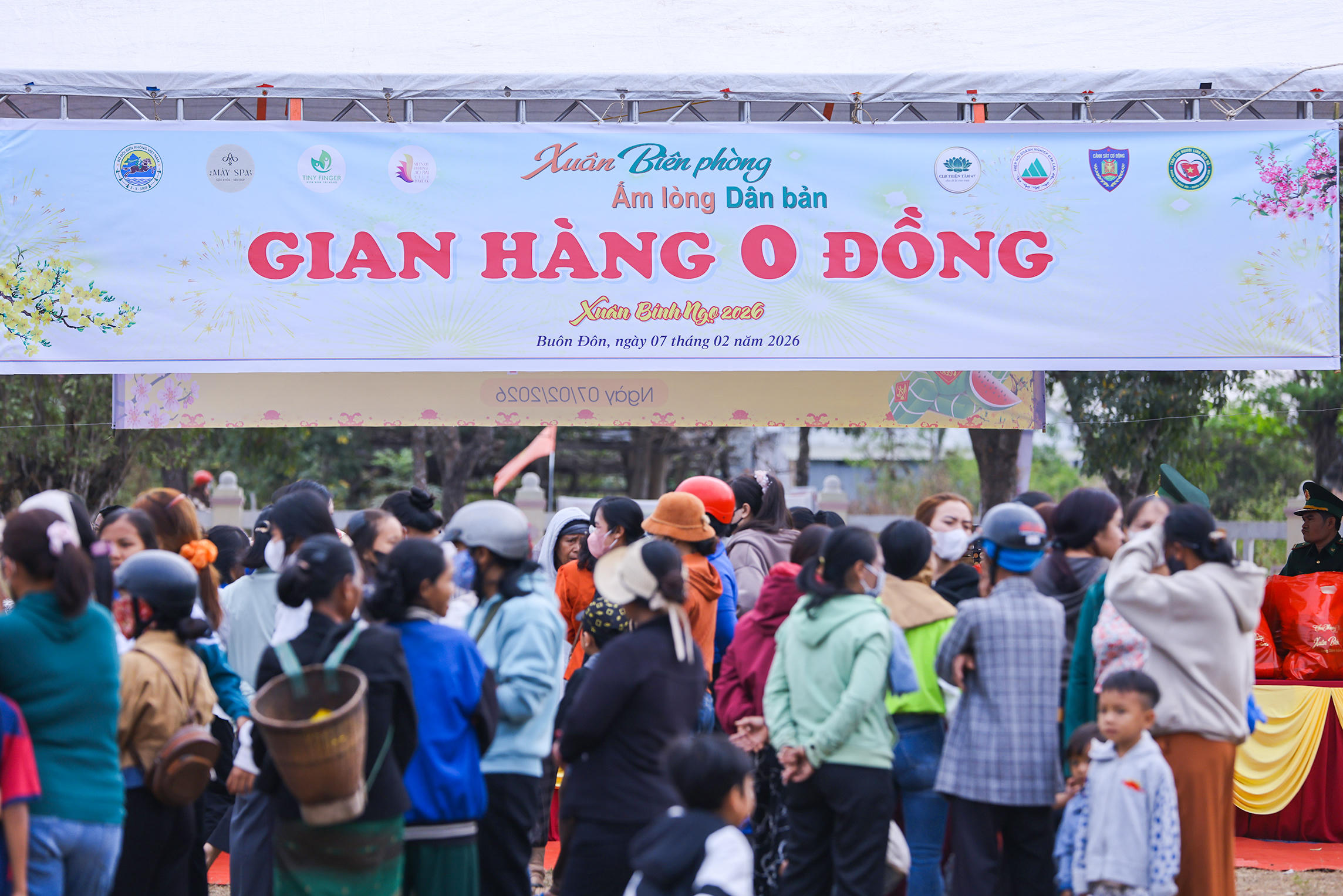 Đông đảo bà con nhân dân địa phương tham gia các hoạt động của Chương trình "Xuân Biên phòng - Ấm lòng dân bản". Ảnh: Quang Vinh.