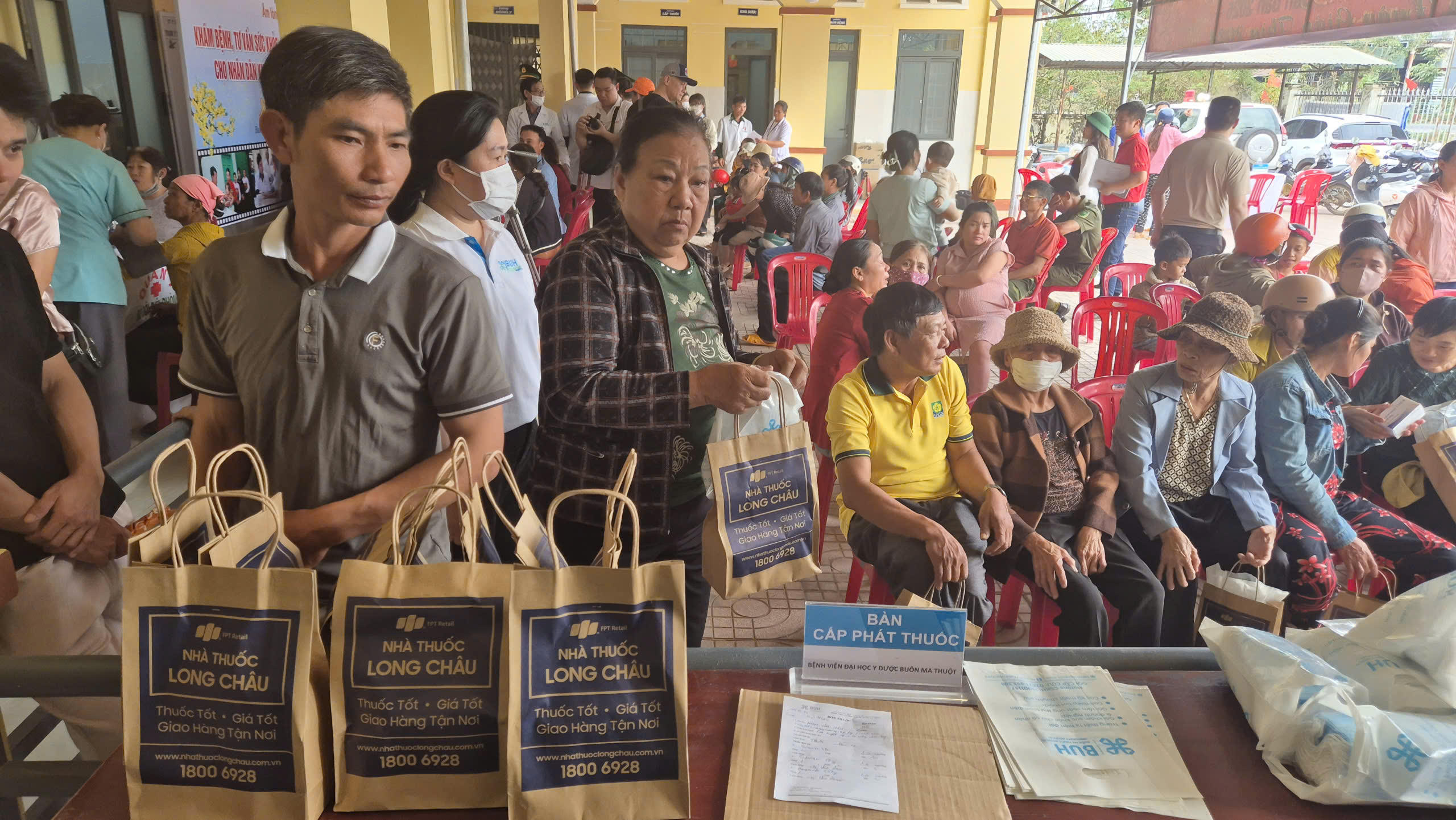 Người dân nhận các phần quà từ chương trình. Ảnh: Quang Vinh.