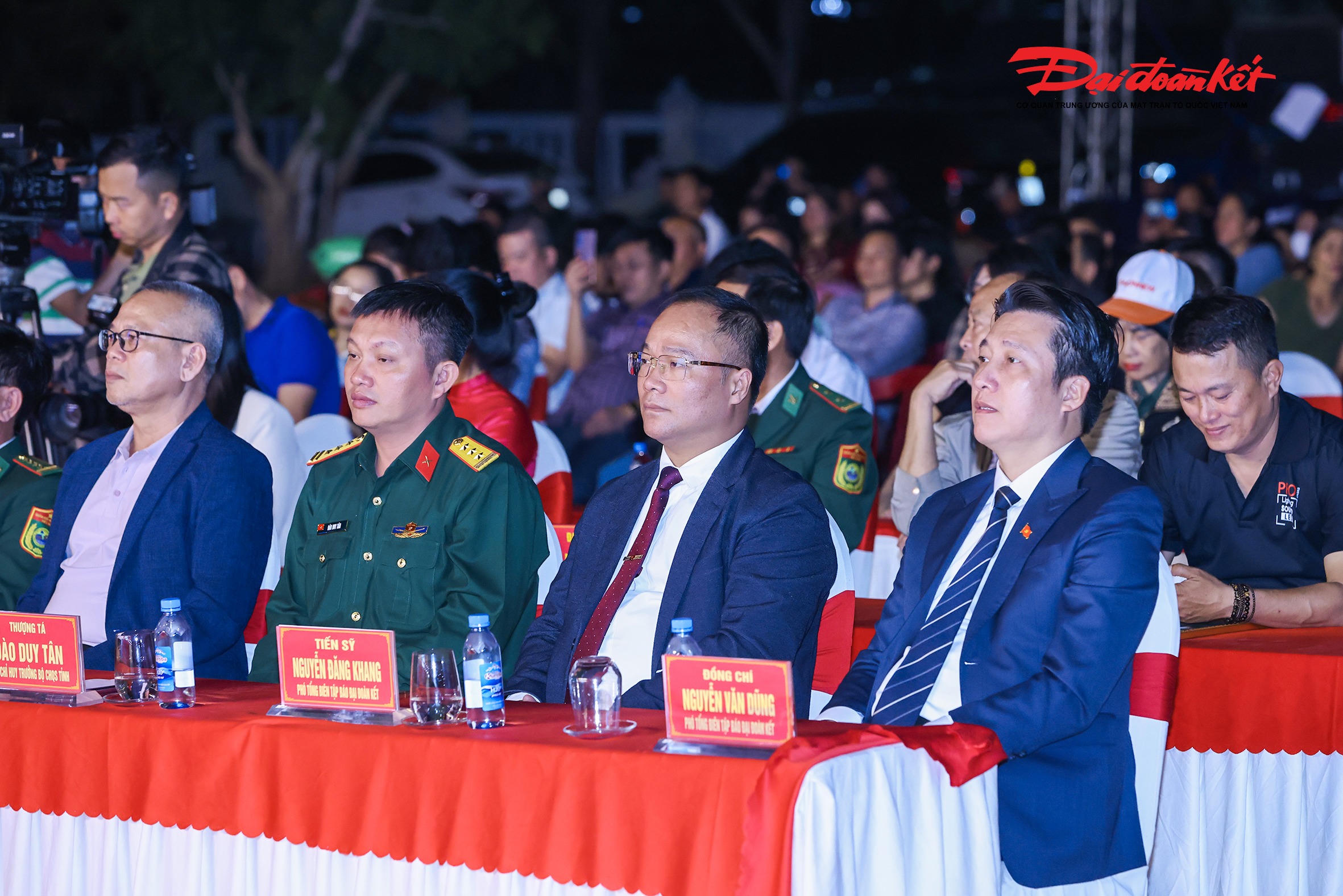 Ông Nguyễn Văn Dũng - Phó Bí thư Đảng ủy, Phó Tổng biên tập Báo Đại đoàn kết và ông Nguyễn Đăng Khang - Phó Tổng Biên tập, Trưởng Ban tổ chức Chương trình “Xuân Biên phòng - Ấm lòng dân bản” của Báo Đại đoàn kết tham dự Chương trình. Ảnh: Quang Vinh.