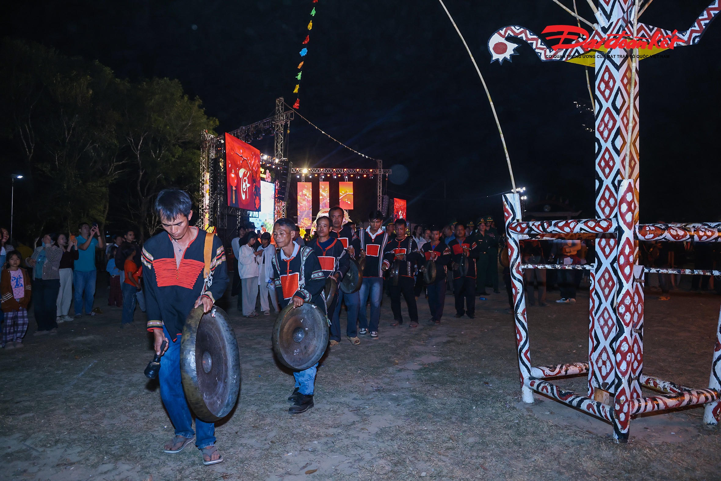 Tiếng cồng chiêng&nbsp;trong không khí vui mừng phấn khởi hòa chung hương rừng bát ngát của vùng đất Tây Nguyên. Ảnh: Quang Vinh.