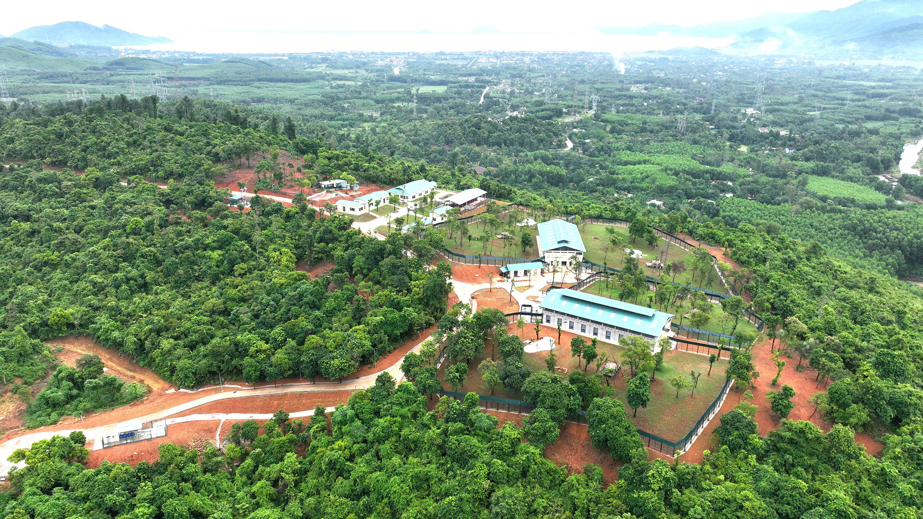 Trung tâm Cứu hộ Gấu Việt Nam II do Tổ chức Động vật châu Á tài trợ được xây dựng tại Vườn quốc gia Bạch Mã (thành phố Huế) với diện tích 12,7 ha. Trung tâm được Bộ Nông nghiệp và Phát triển Nông thôn (nay là Bộ Nông nghiệp và Môi trường) phê duyệt, triển khai từ năm 2022. Đến tháng 10/2023, giai đoạn 1 của dự án chính thức đi vào hoạt động.&nbsp;Ảnh: T.T.. 