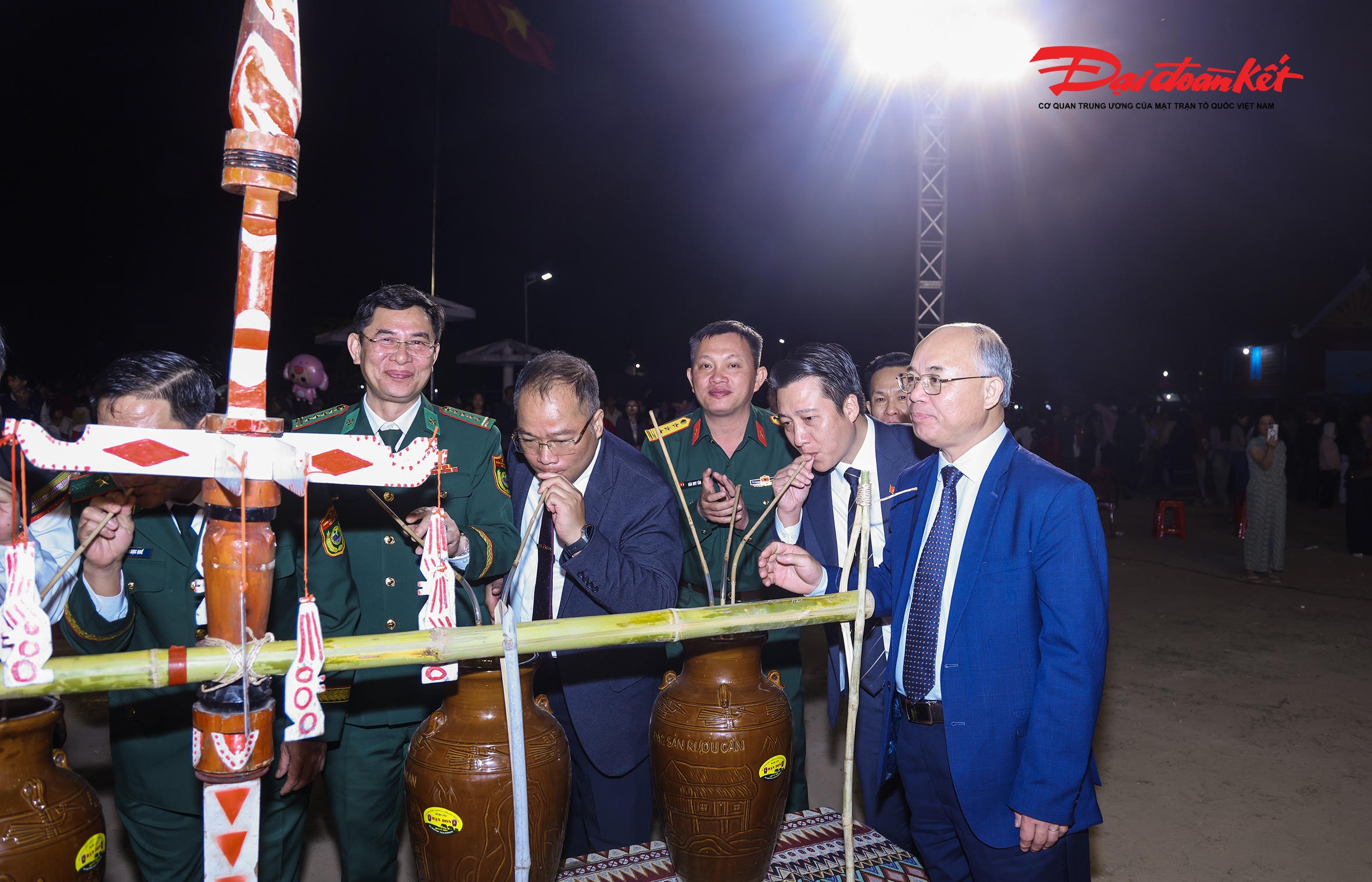 Các đại biểu cùng với bà con bên&nbsp;ché rượu đã nồng mùi men lá mời gọi một đêm rộn rã tiếng cồng chiêng cùng vòng xoang mê đắm lòng người. Ảnh: Quang Vinh.