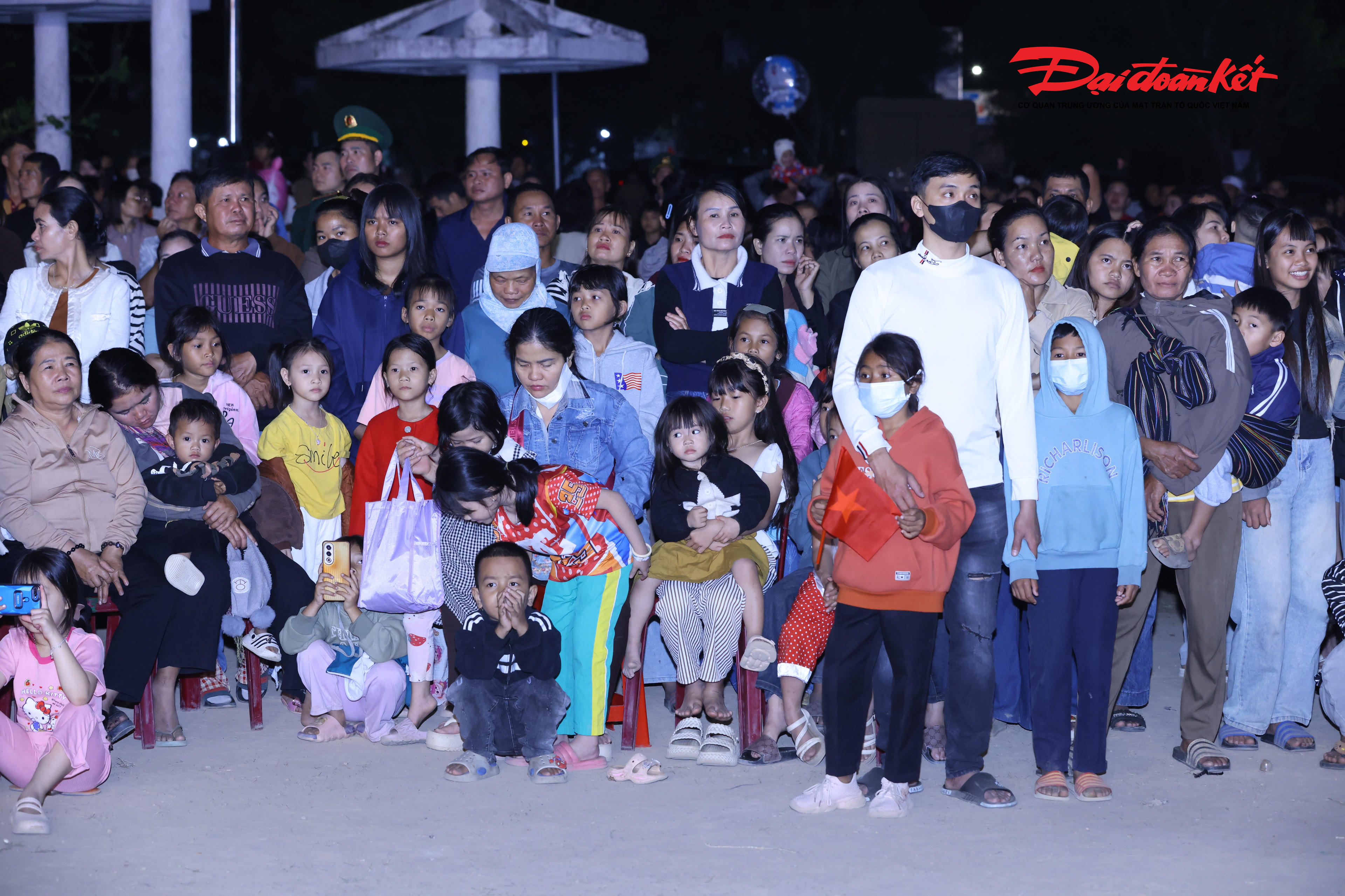 Đông đảo đại biểu và bà con nhân dân xã Biên giới Buôn Đôn tham dự Chương trình. Ảnh: Quang Vinh.