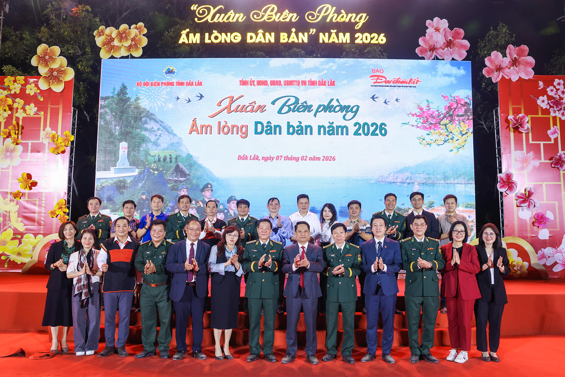 Bộ đội Biên phòng (BĐBP) tỉnh Đắk Lắk và Ban biên tập cùng tập thể Báo Đại Đoàn Kết chụp ảnh lưu niệm. Ảnh: Quang Vinh.