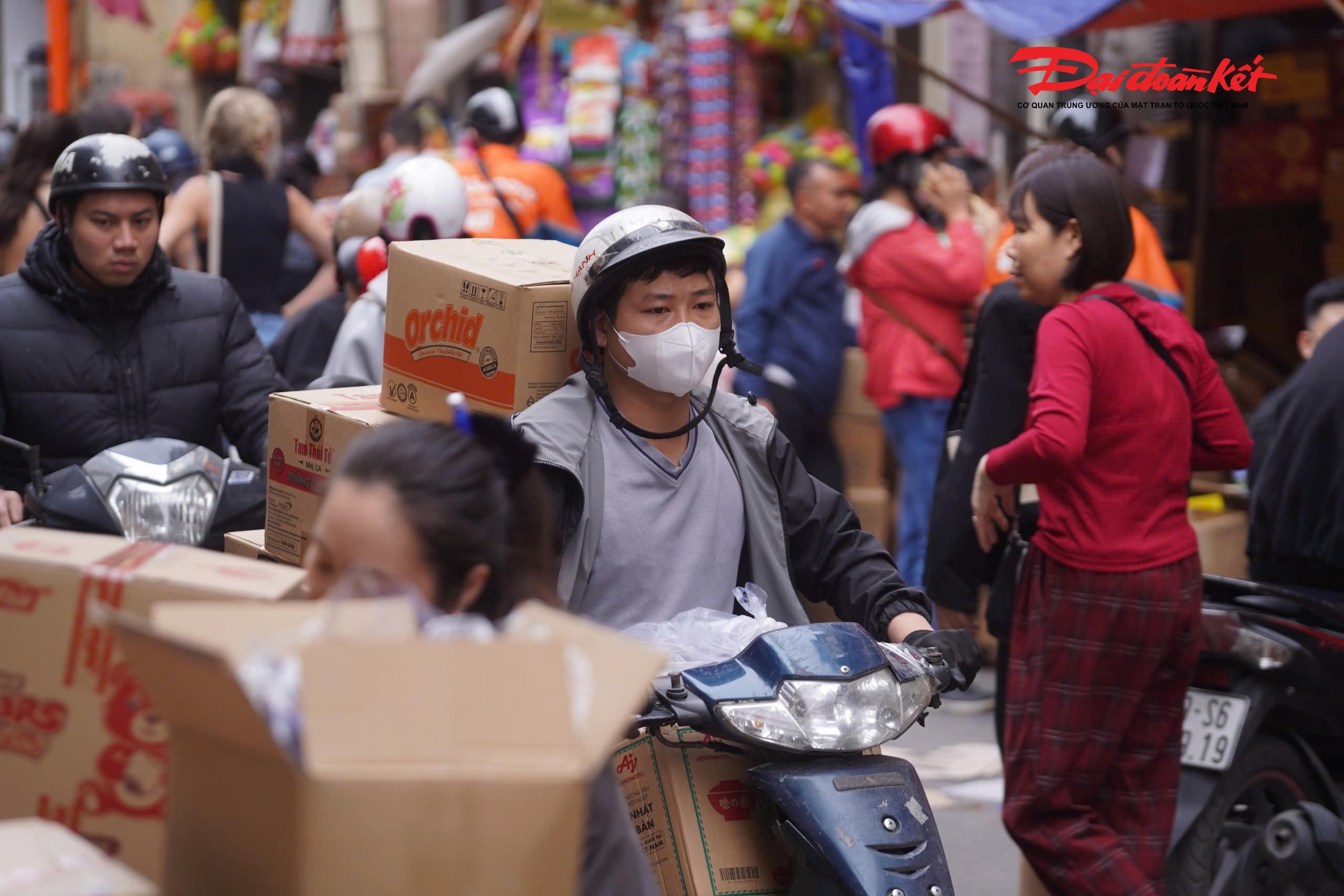 Để phục vụ nhu cầu mua sắm của người dân dịp Tết, các chuyến xe vận chuyển hàng hóa ra vào liên tục.