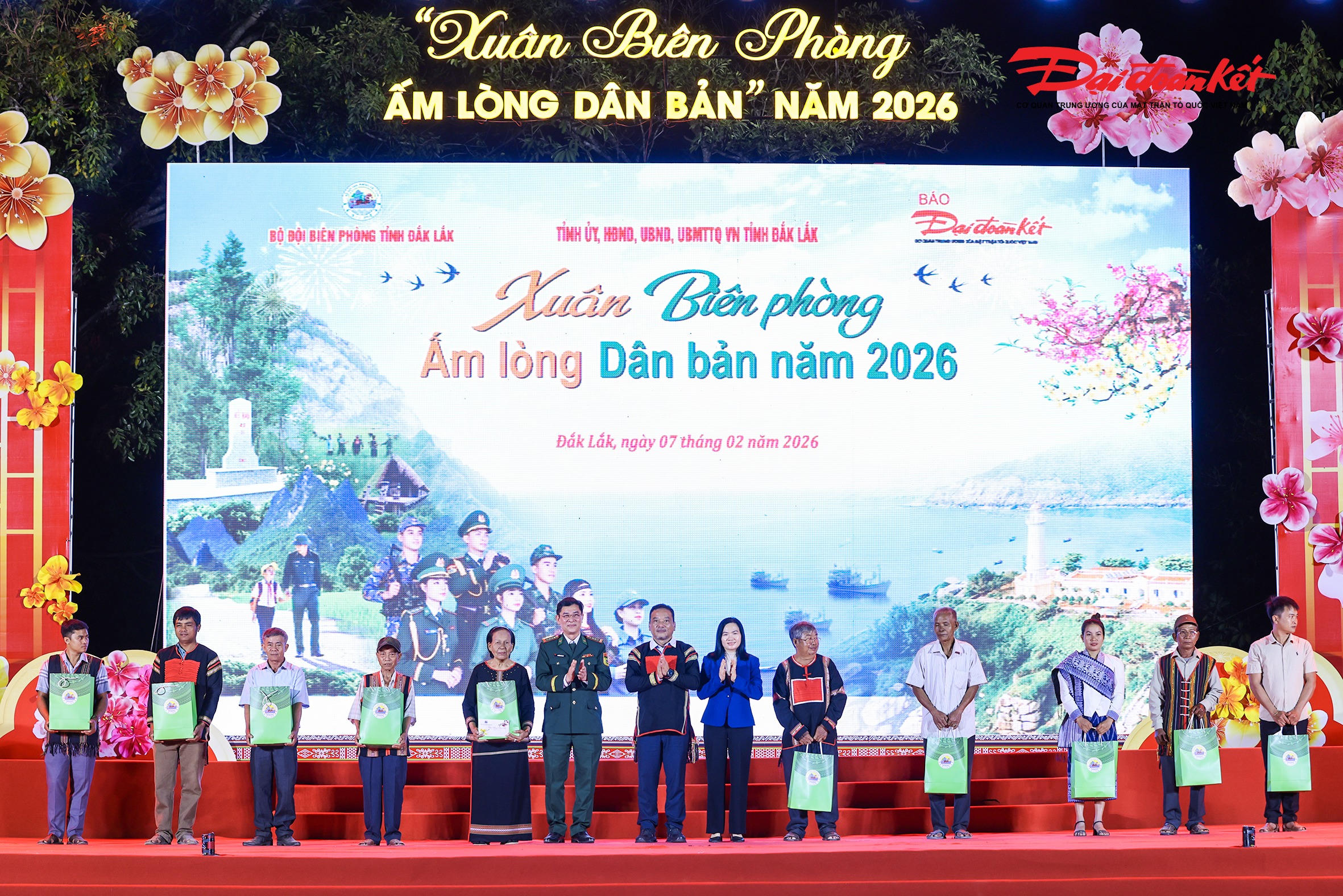 Đại diện Ban Tổ chức tặng quà Tết cho bà con nhân dân. Ảnh: Quang Vinh.