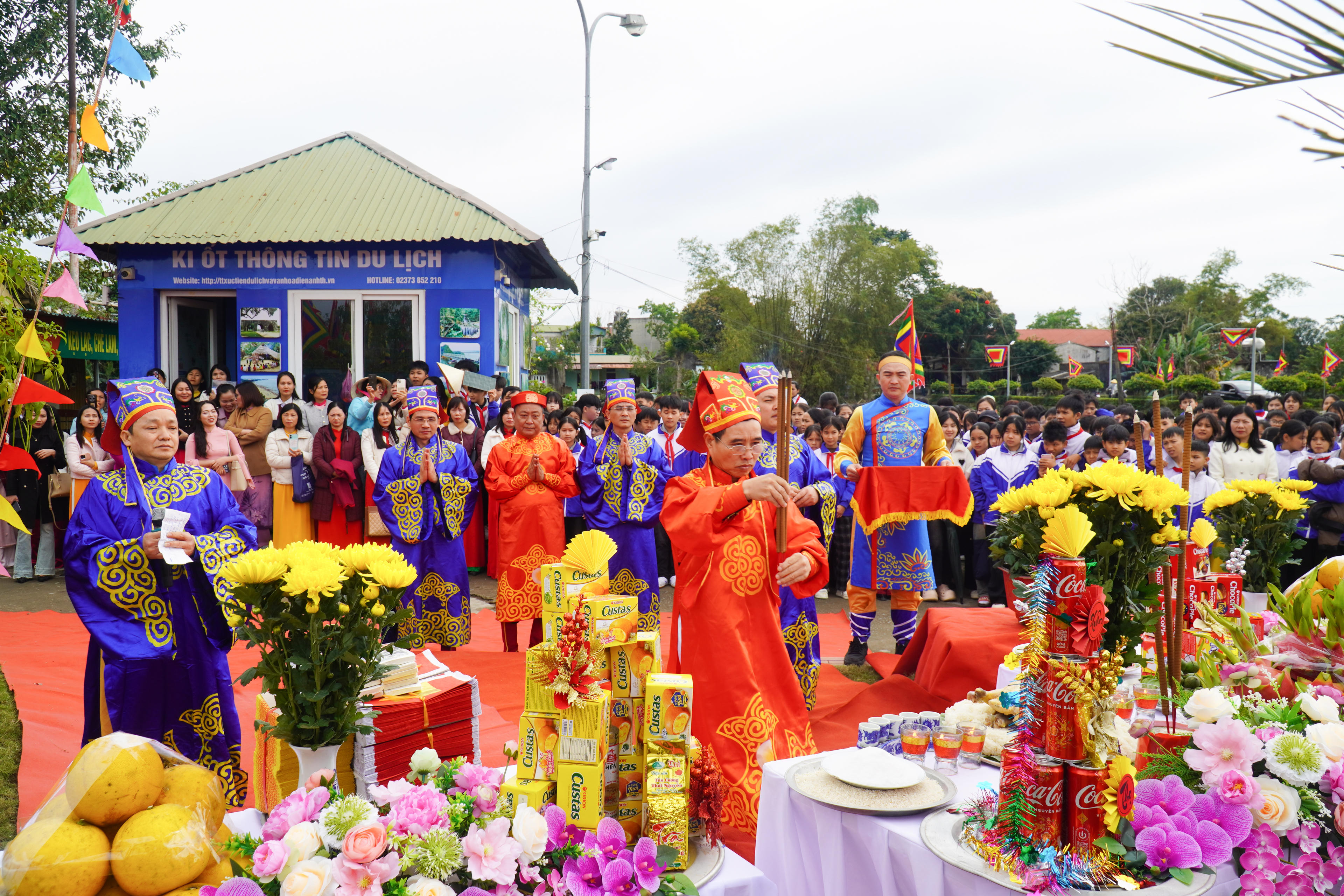 Lãnh đạo Ban quản lý di sản di Thành nhà Hồ thực hiện nghi lễ dâng hương. Ảnh: Đình Minh