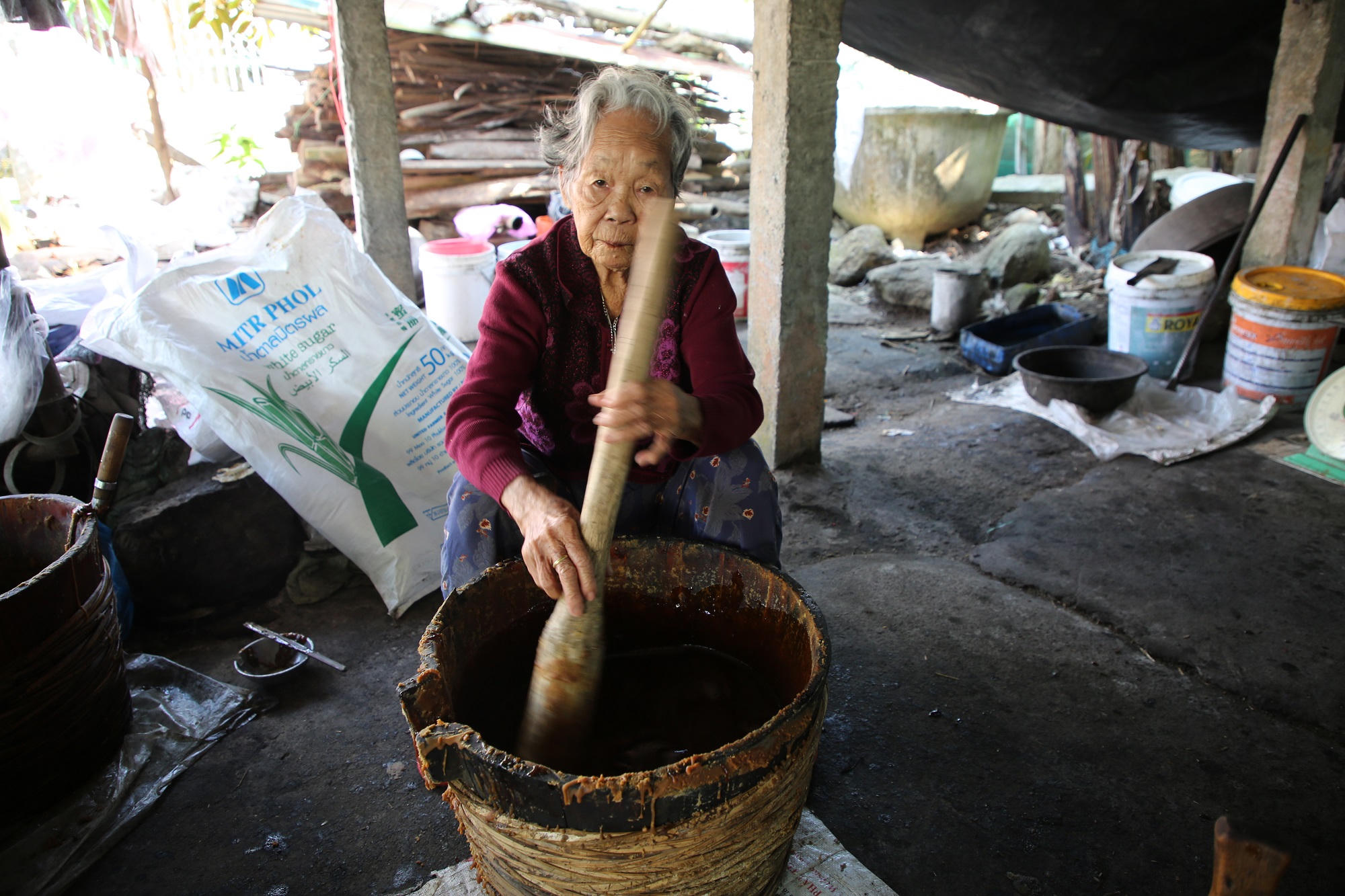 Cụ Lê Thị Nguyên nói về quan niệm đường bát trong lễ tiễn Táo Quân về trời. Ảnh Tấn Thành