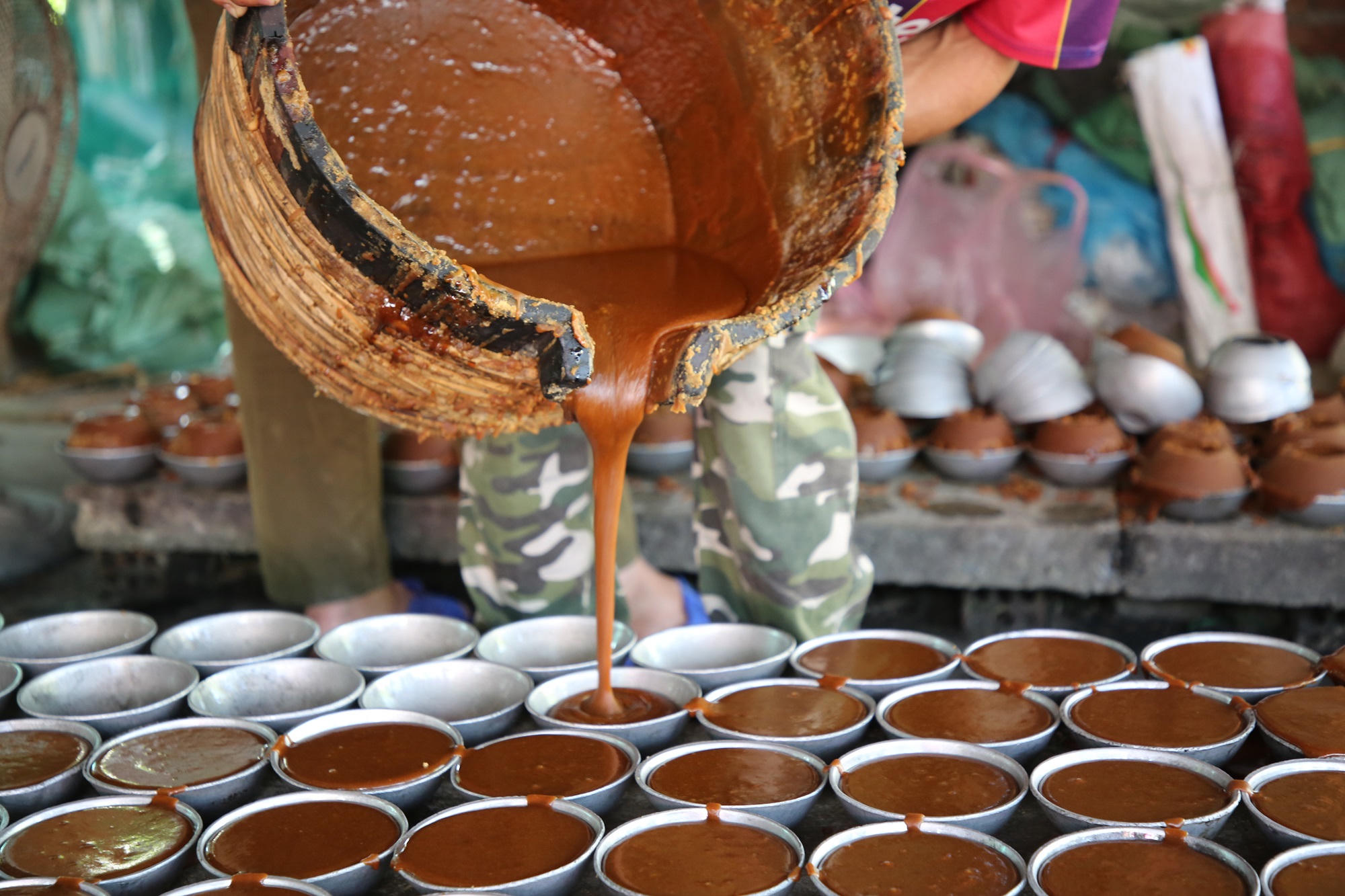 Công đoạn chiết đường vào bát. Ảnh Tấn Thành