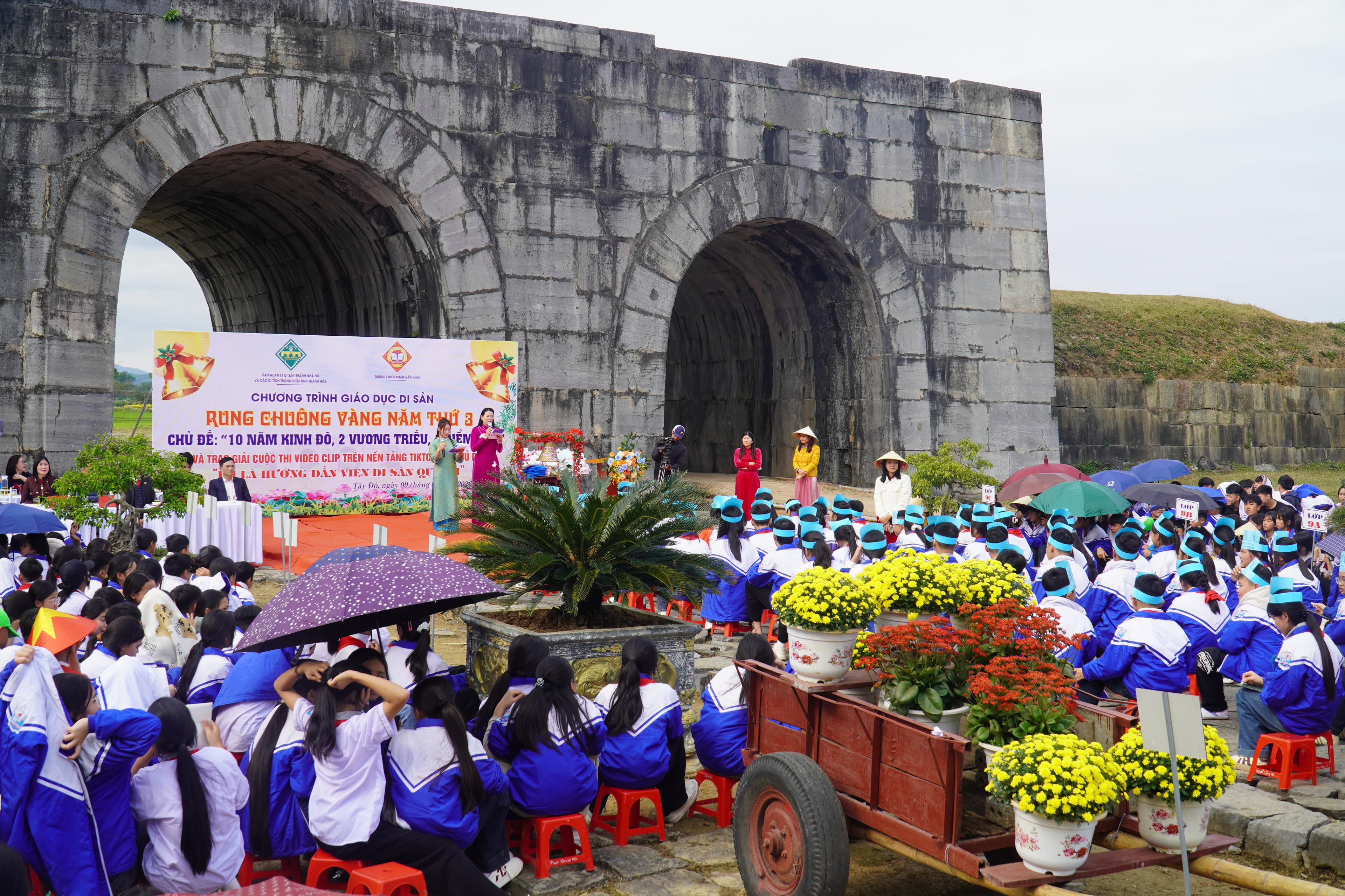 Học sinh Trường THCS Phạm Văn Hinh tham gia rung chuông vàng. Ảnh: Đình Minh