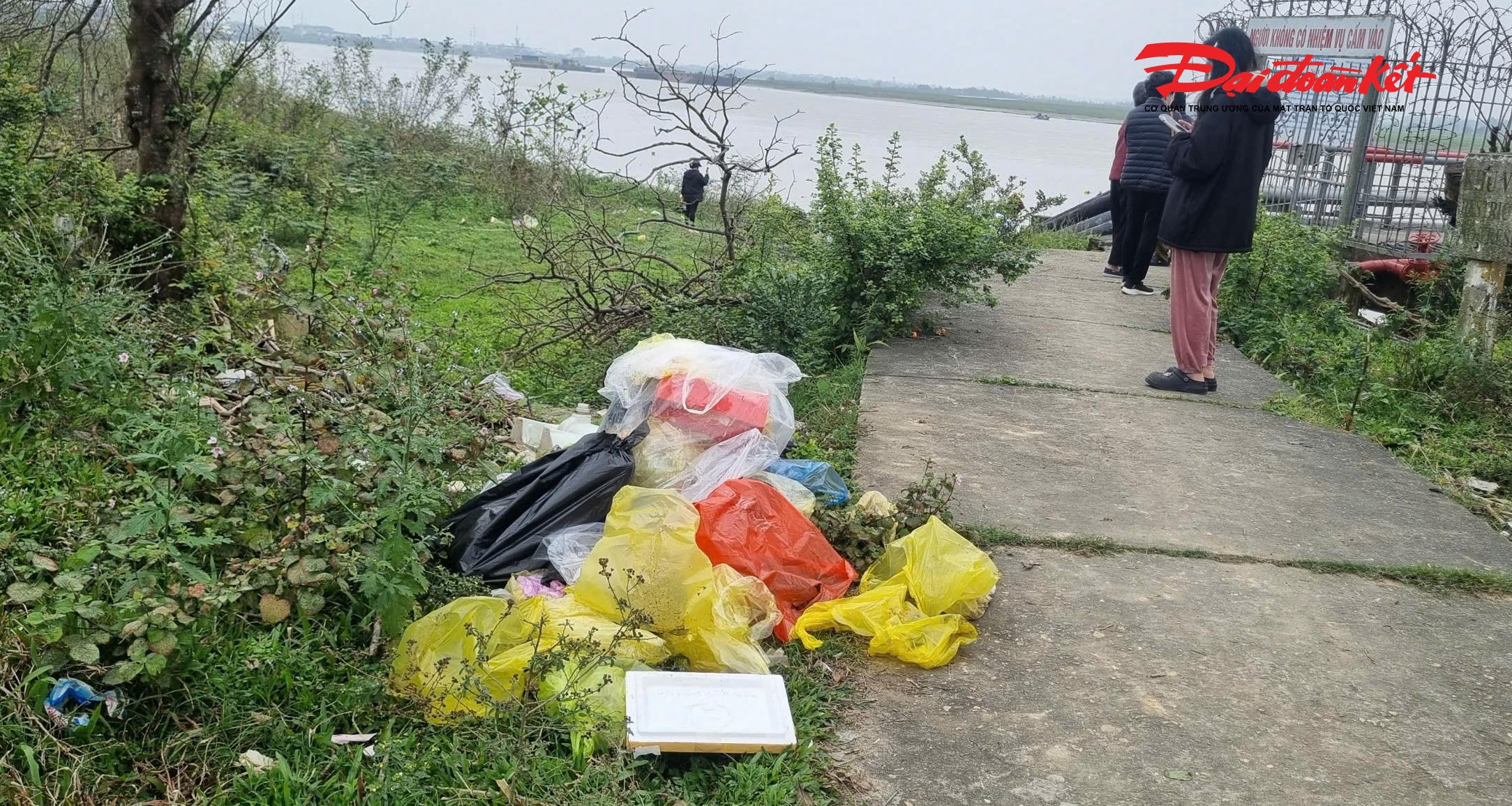 Rác được gom lại một chỗ để nhân viên công ty môi trường thu gom, xử lý. Ảnh: ĐB