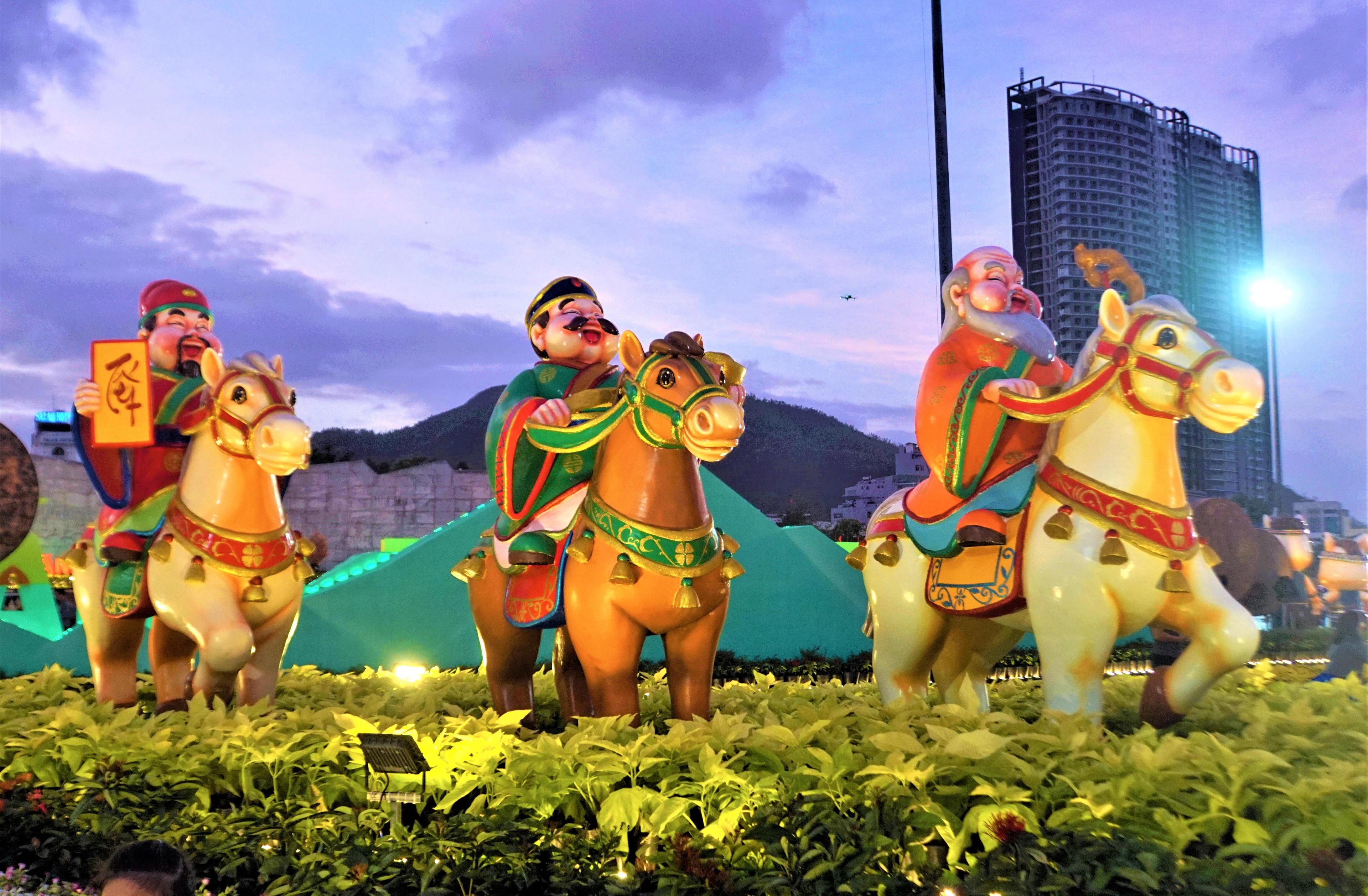 Nhiều hình ảnh cách điệu xây dựng trong cụm linh vật ở Quảng trường Nguyễn Tất Thành. Ảnh: CV.