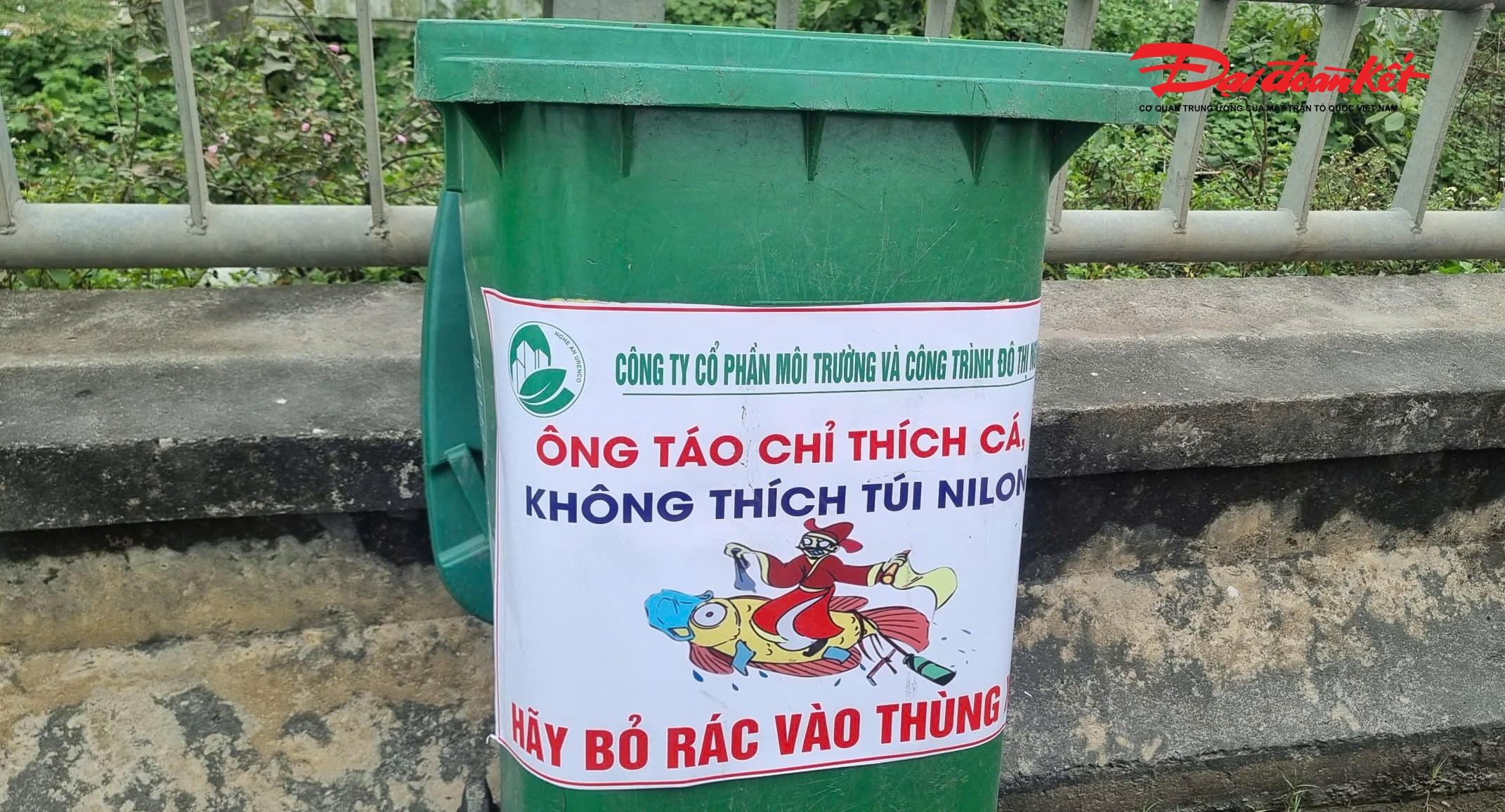 Tại những điểm thả cá đông người, thùng rác được bố trí sẵn, bên ngoài dán dòng chữ dễ thương nhưng đầy ý nghĩa: “Ông Táo chỉ thích cá, không thích túi nilon”. Thông điệp ngắn gọn, gần gũi đã tạo sự chú ý và tác động trực tiếp đến hành vi của người dân. Ảnh: ĐB