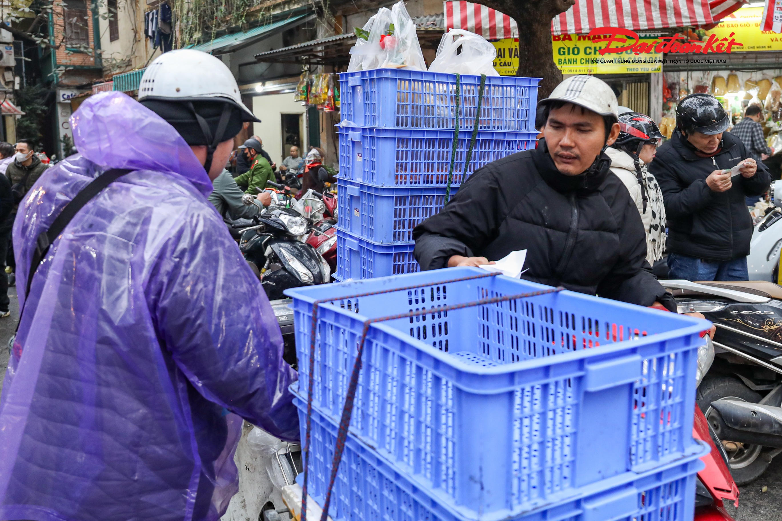Người giao hàng cũng hoạt động hết công suất để kịp thời chuyển gà lễ đến tay khách đặt mua online trong ngày cao điểm.