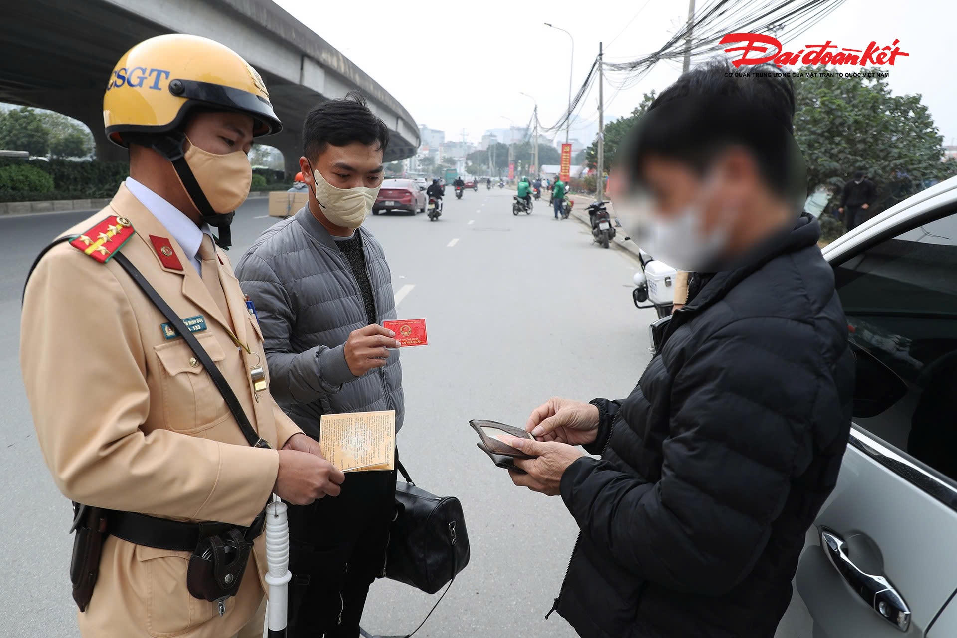 Trong quá trình kiểm tra, cảnh sát hóa trang xuất trình thẻ ngành Công an nhân dân và phối hợp cùng tổ CSGT công khai để xử lý vi phạm.