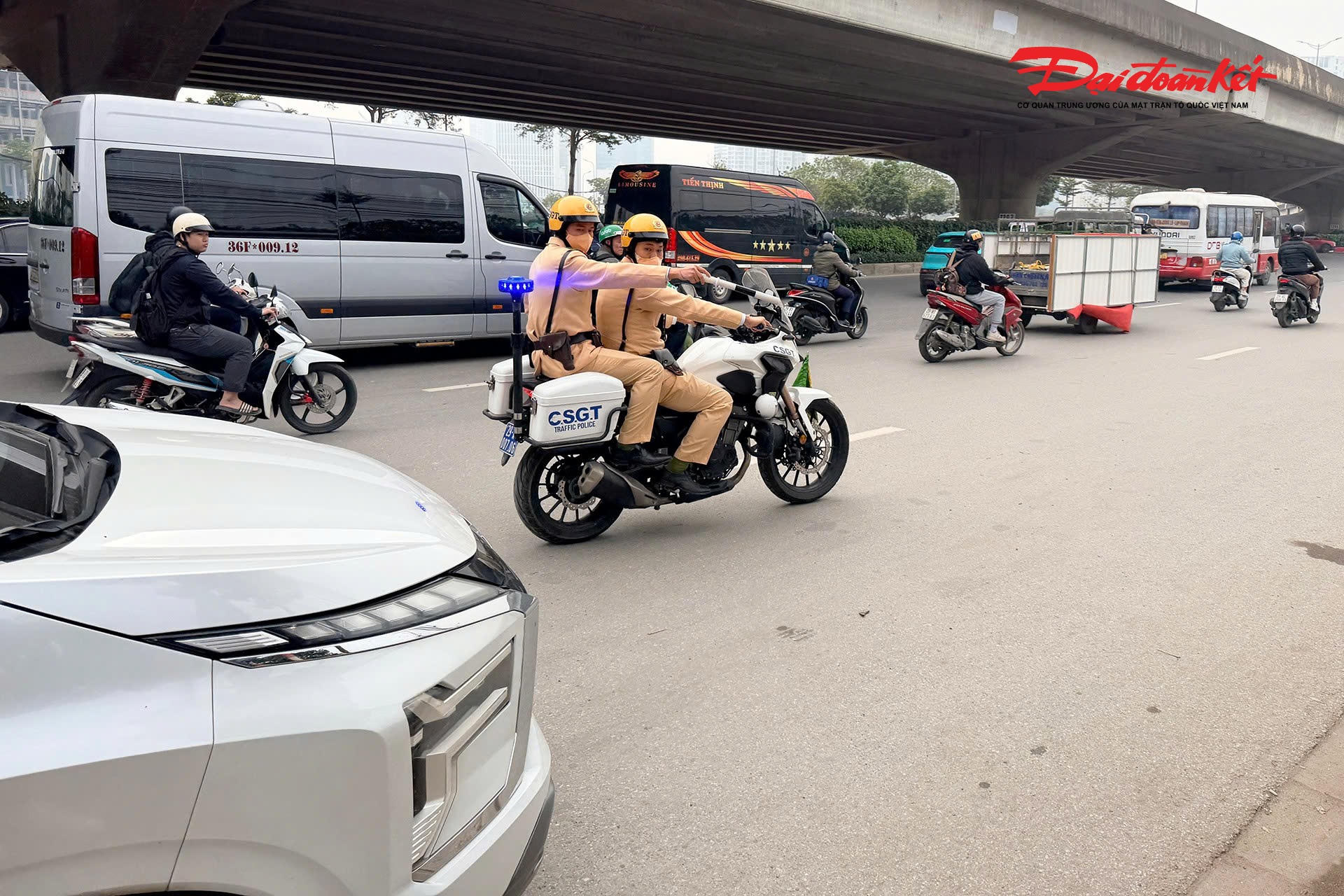 Trong sáng 10/2, Đội CSGT đường bộ số 6 đã xử lý trường hợp tài xế Nguyễn Văn T. (trú tại Hà Nội) điều khiển ô tô mang biển số 29K-092.XX.

Tài xế này nhận chở khách tuyến Hà Nội – Ninh Bình dưới hình thức xe ghép, là loại hình sử dụng ô tô cá nhân gom khách bằng cách đón, trả tận nơi.